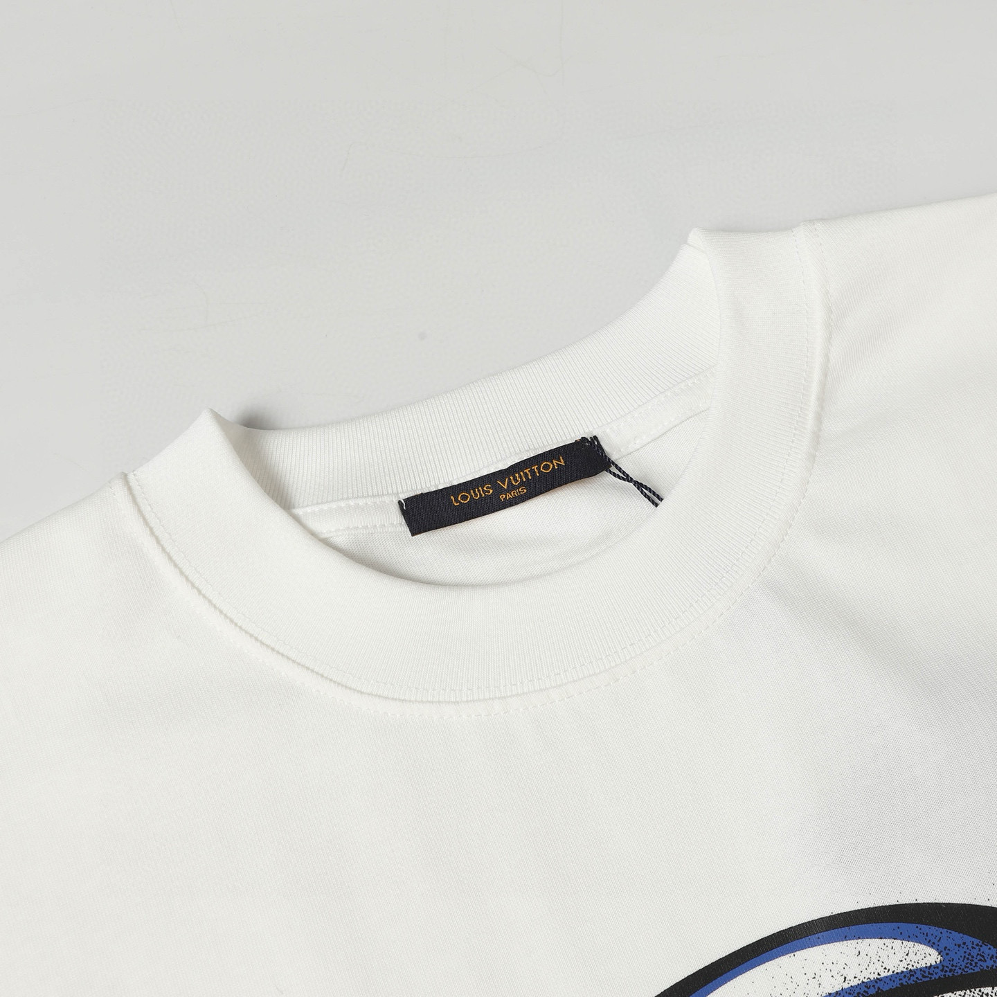 Louis Vuitton Camiseta con Estampado Graffiti y Logo, Unisex, Algodón Premium 10 i1749979609405 8798 0 8