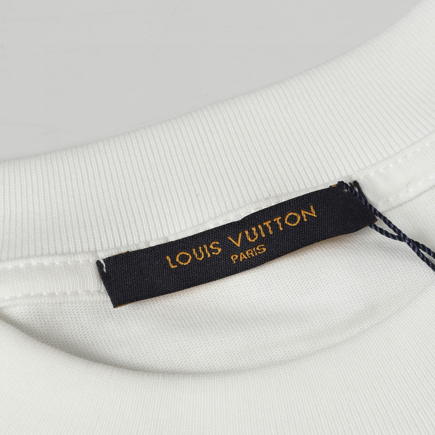 Louis Vuitton Camiseta con Estampado Graffiti y Logo, Unisex, Algodón Premium 4 i1749979609407 4309 0 2
