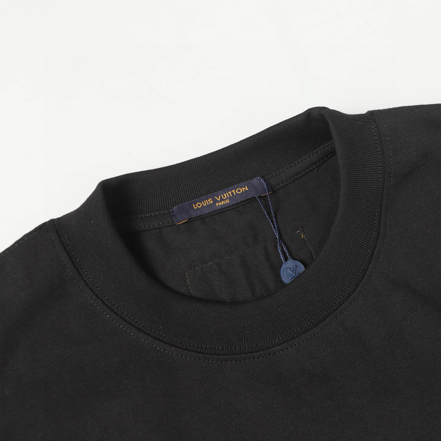 Louis Vuitton Camiseta de Algodón con Estampado de Flores Monogram, Negro 9 i1749980672395 3994 0 7