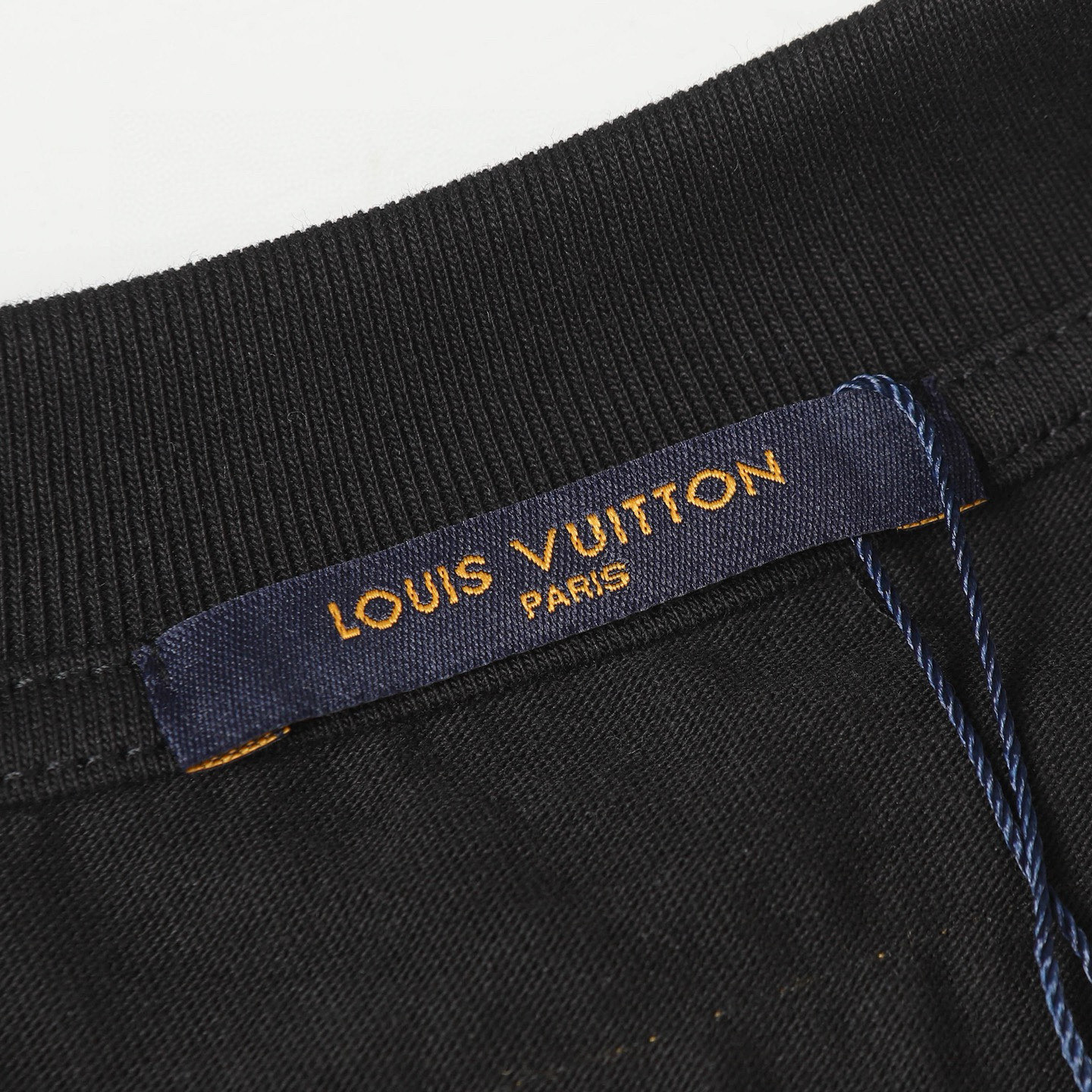 Louis Vuitton Camiseta de Algodón con Estampado de Flores Monogram, Negro 11 i1749980674377 5156 0 9