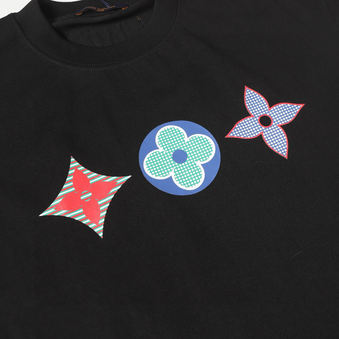 Louis Vuitton Camiseta de Algodón con Estampado de Flores Monogram, Negro 5 i1749980674379 7326 0 3