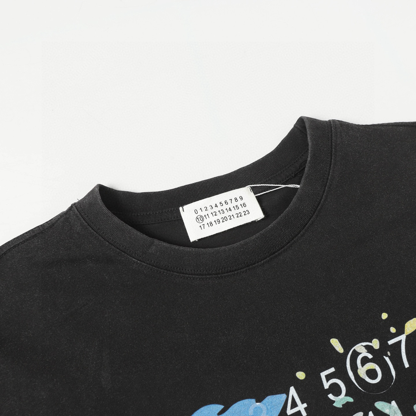 Maison Margiela Camiseta con Estampado Numérico y Detalles Abstractos 7 i1749987152757 9513 0 5