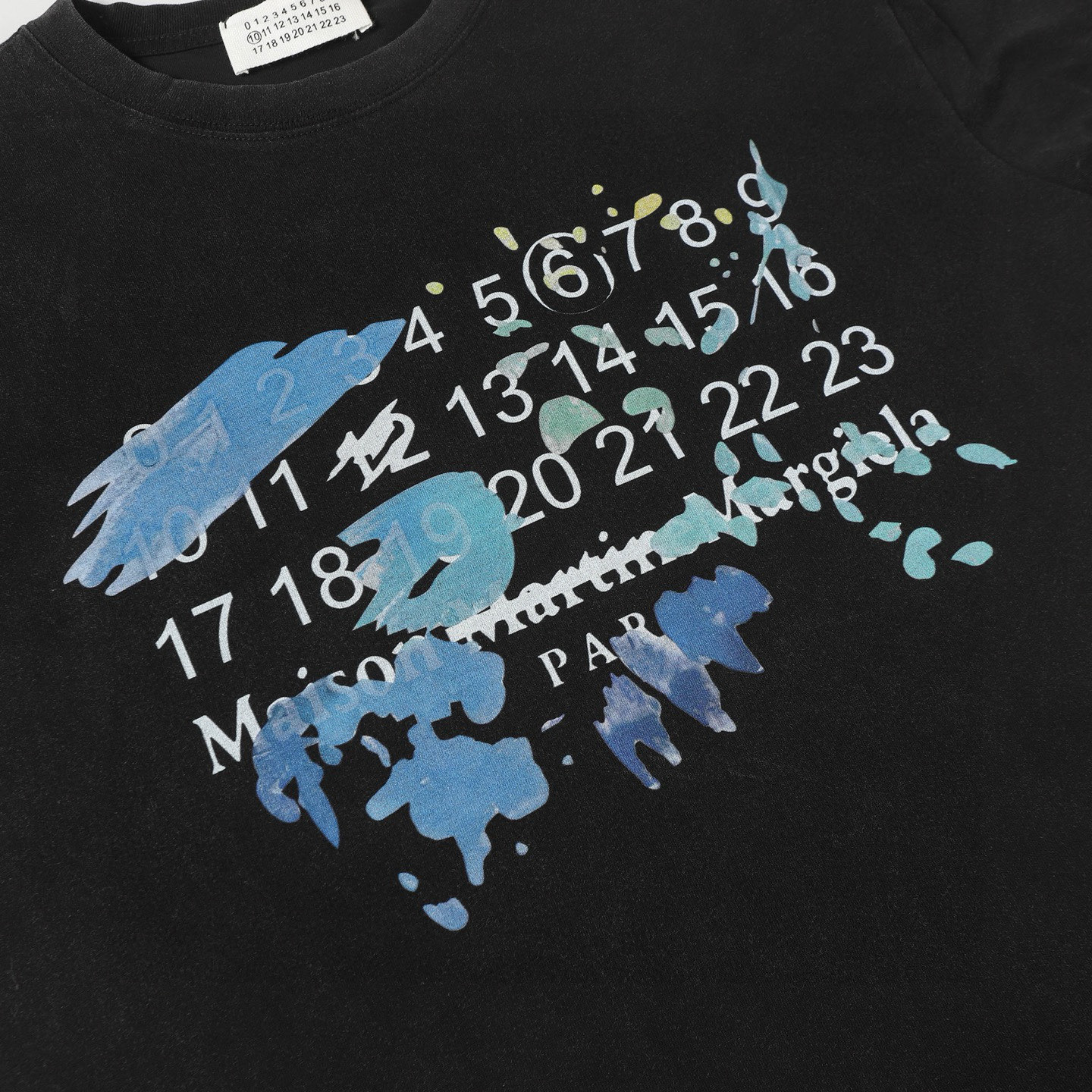 Maison Margiela Camiseta con Estampado Numérico y Detalles Abstractos 5 i1749987152955 5143 0 3