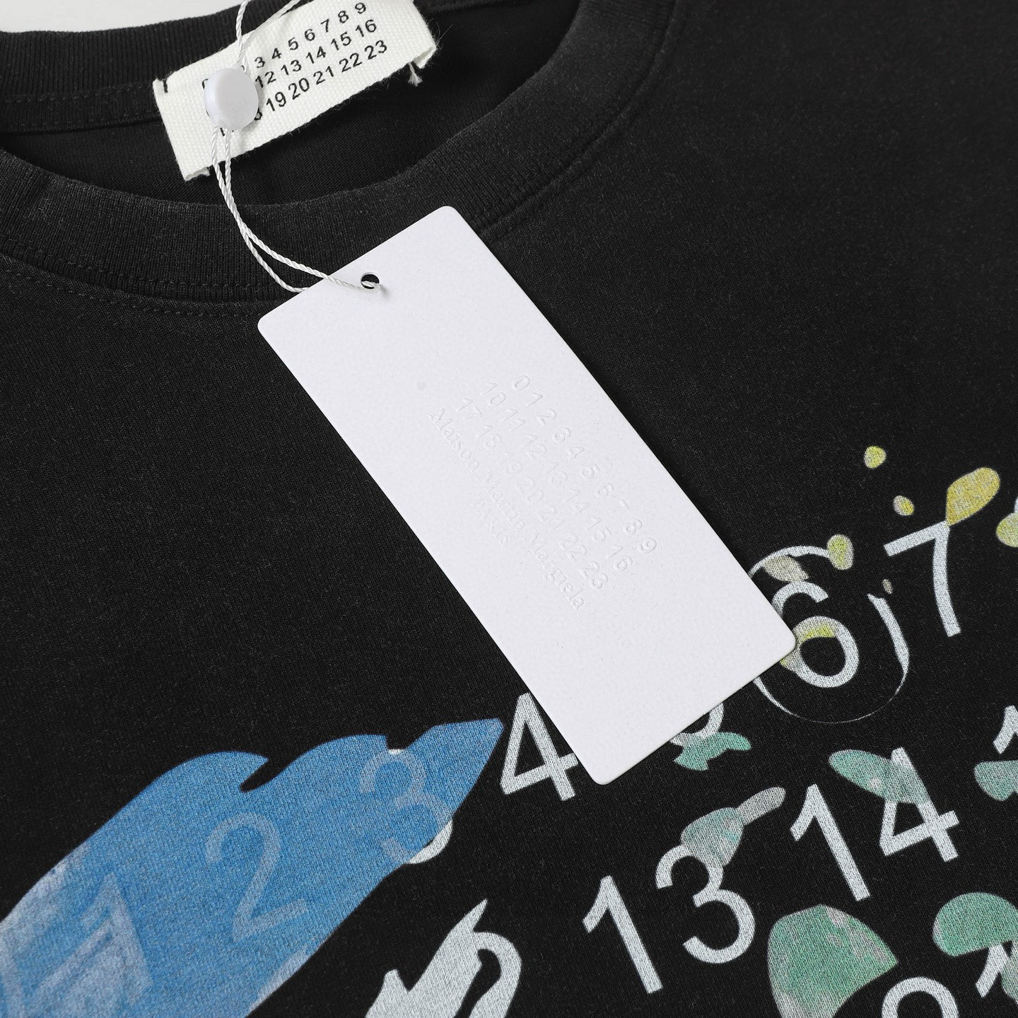 Maison Margiela Camiseta con Estampado Numérico y Detalles Abstractos 8 i1749987152960 234 0 6