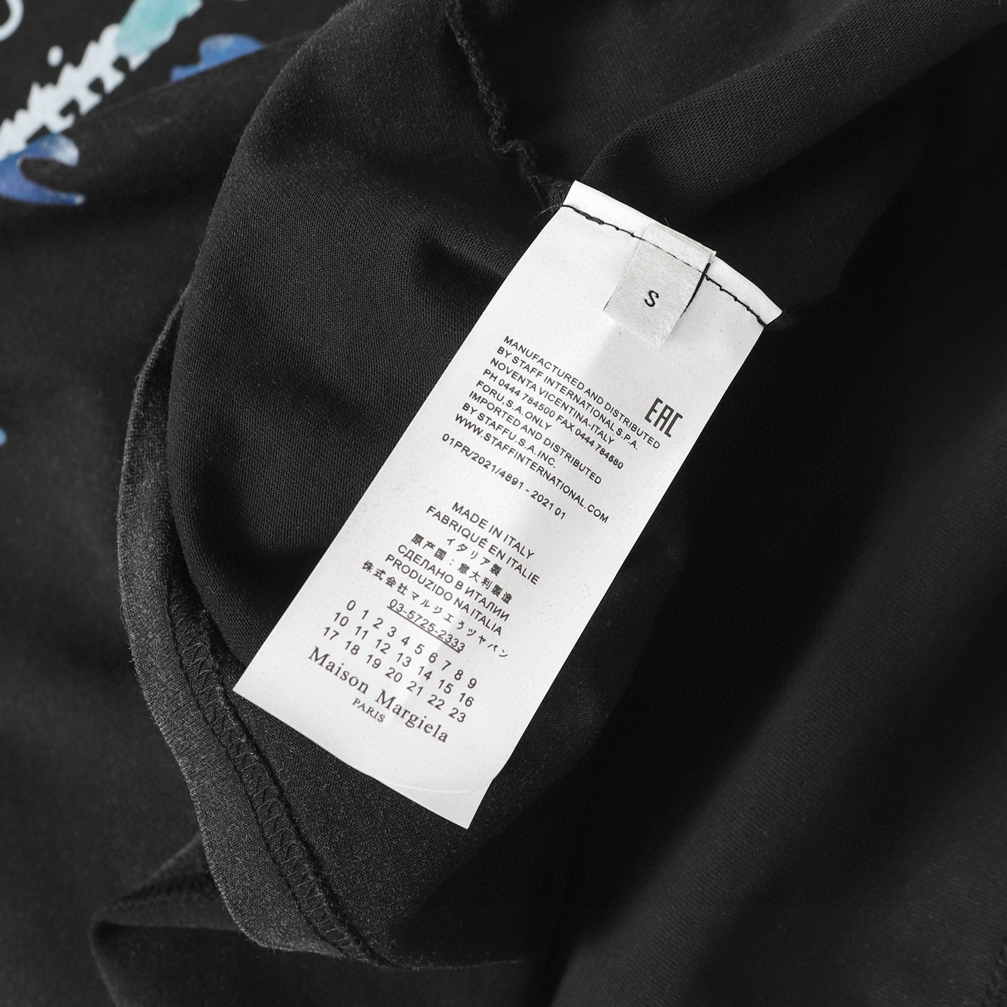 Maison Margiela Camiseta con Estampado Numérico y Detalles Abstractos 9 i1749987154128 8218 0 7
