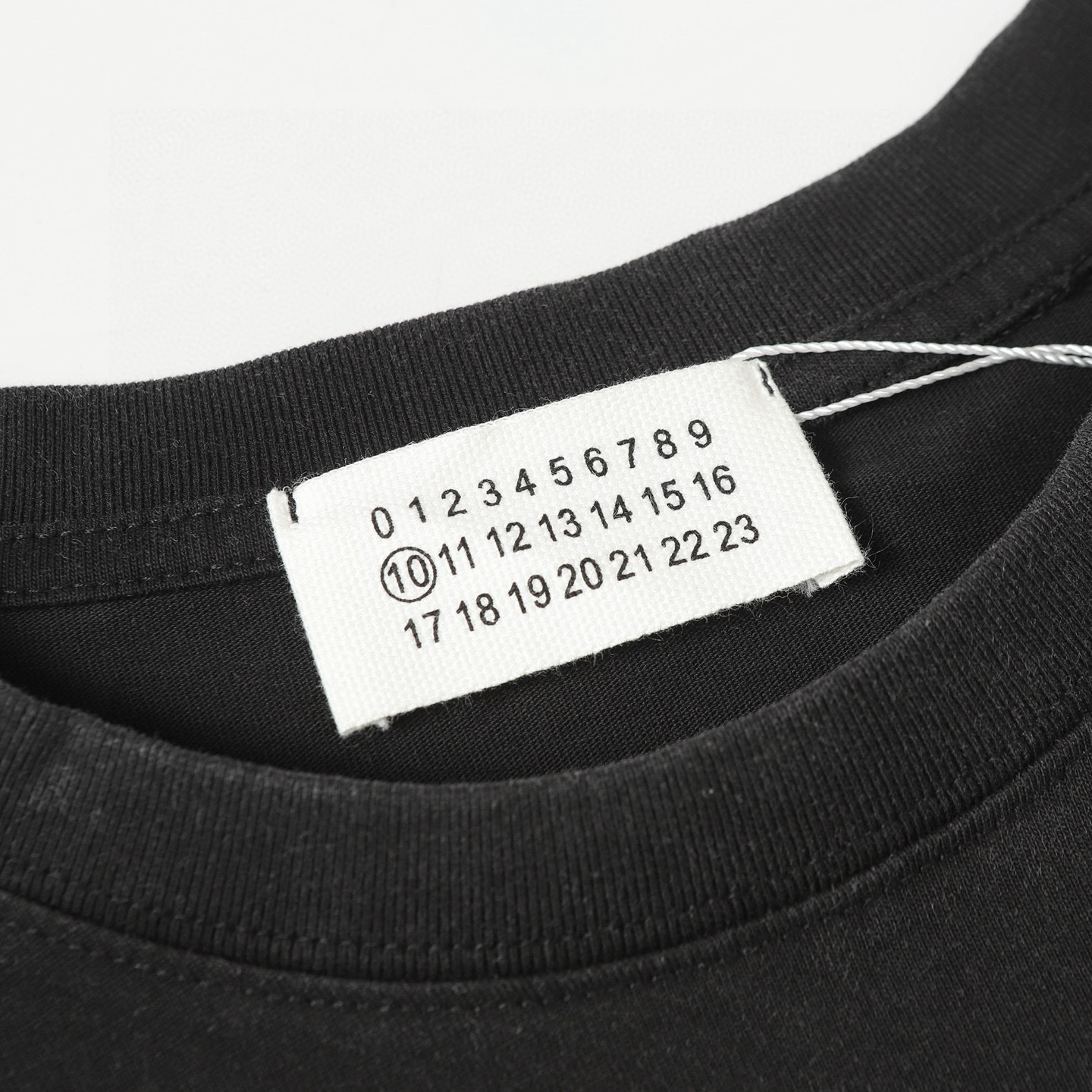 Maison Margiela Camiseta con Estampado Numérico y Detalles Abstractos 4 i1749987155079 6222 0 2