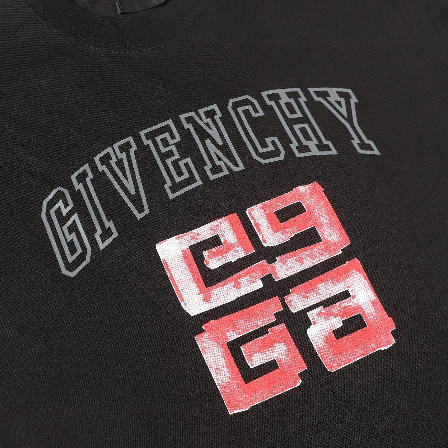 Camiseta Givenchy con estampado gráfico, cuello redondo y manga corta 5 i1749992796356 2258 0 3