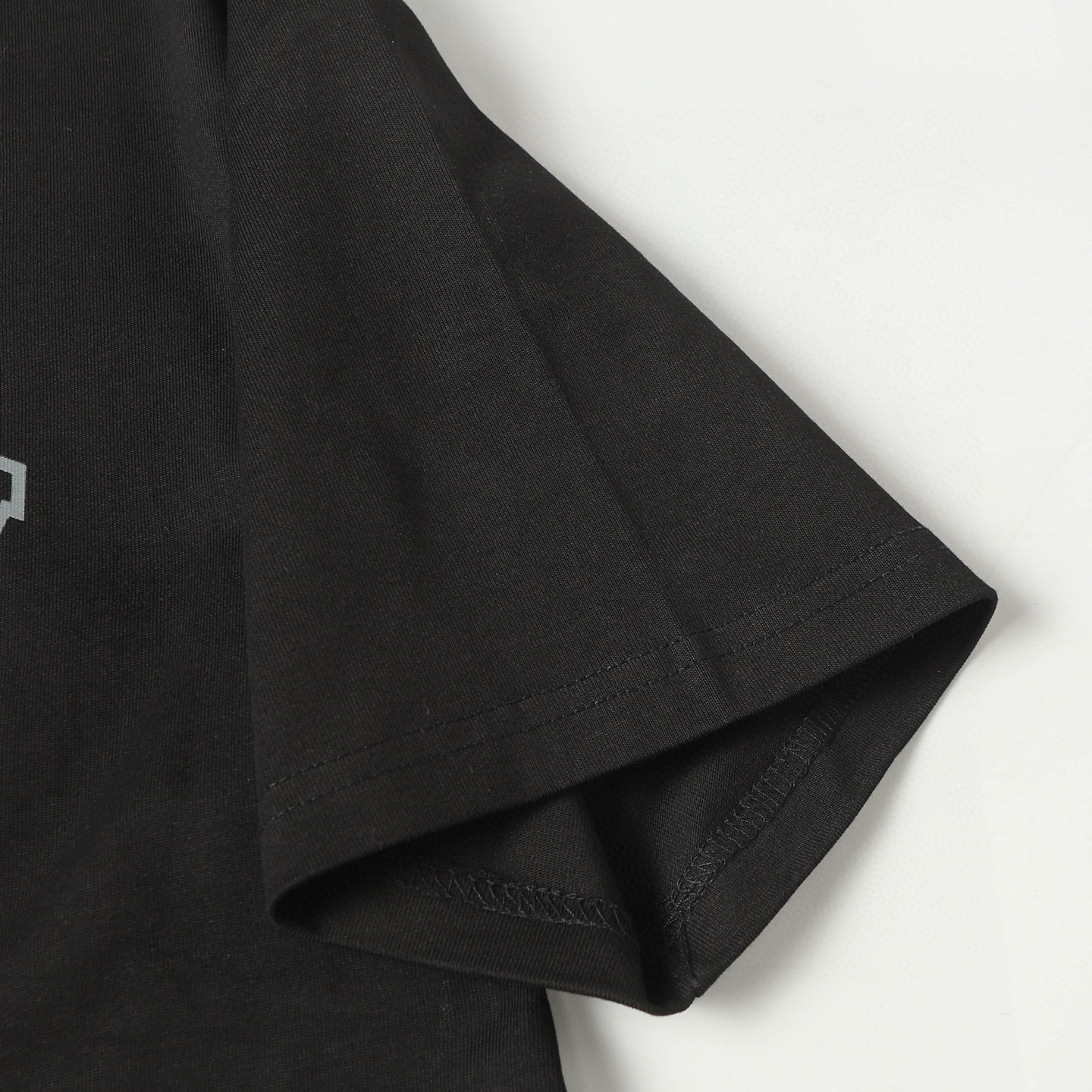 Camiseta Givenchy con estampado gráfico, cuello redondo y manga corta 7 i1749992797286 7569 0 5