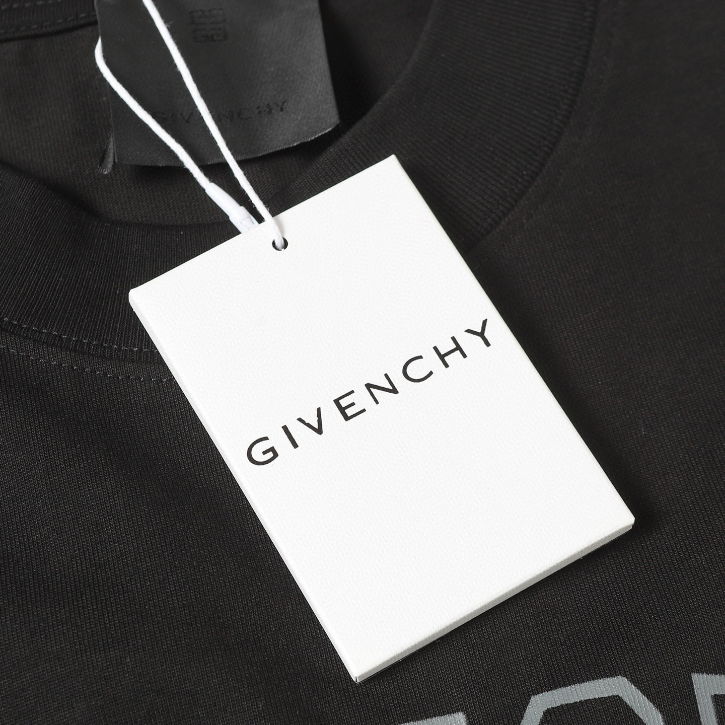 Camiseta Givenchy con estampado gráfico, cuello redondo y manga corta 10 i1749992797288 7109 0 8