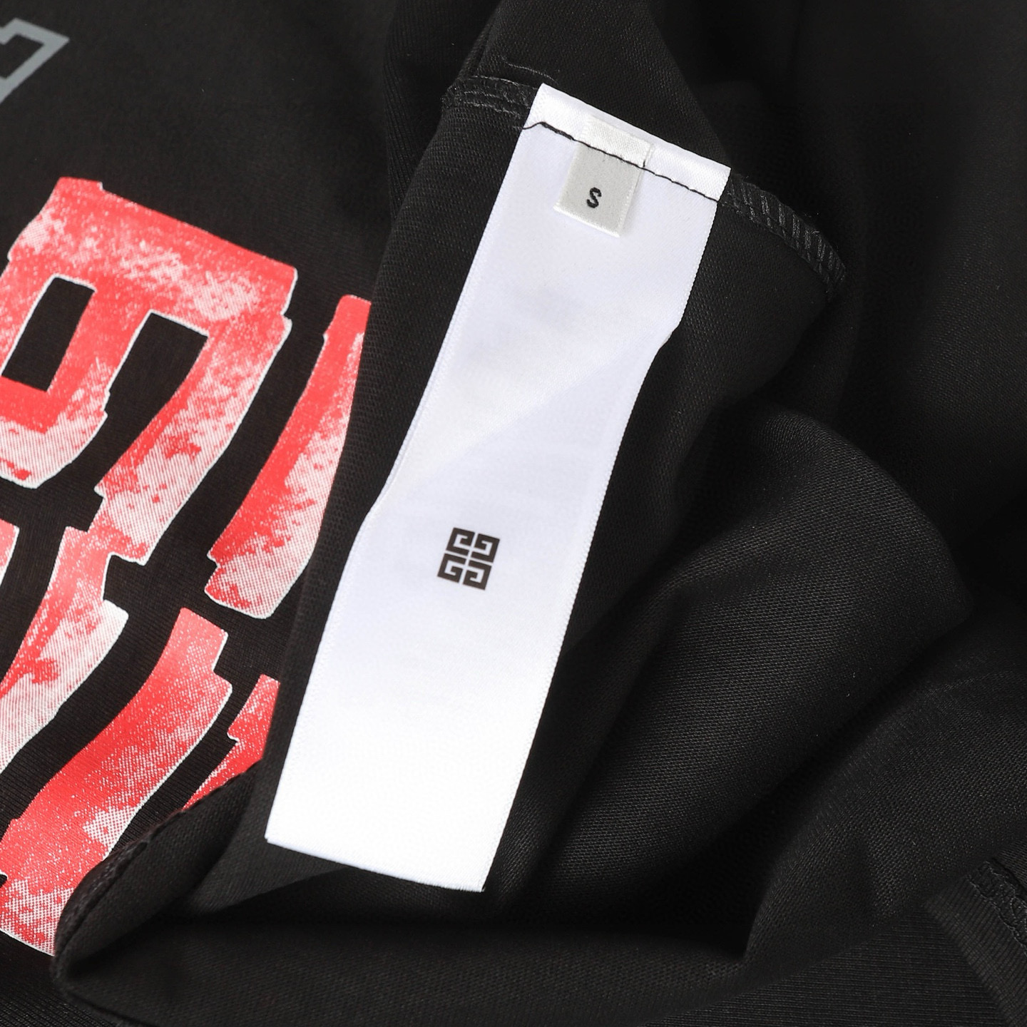 Camiseta Givenchy con estampado gráfico, cuello redondo y manga corta 8 i1749992797289 3738 0 6