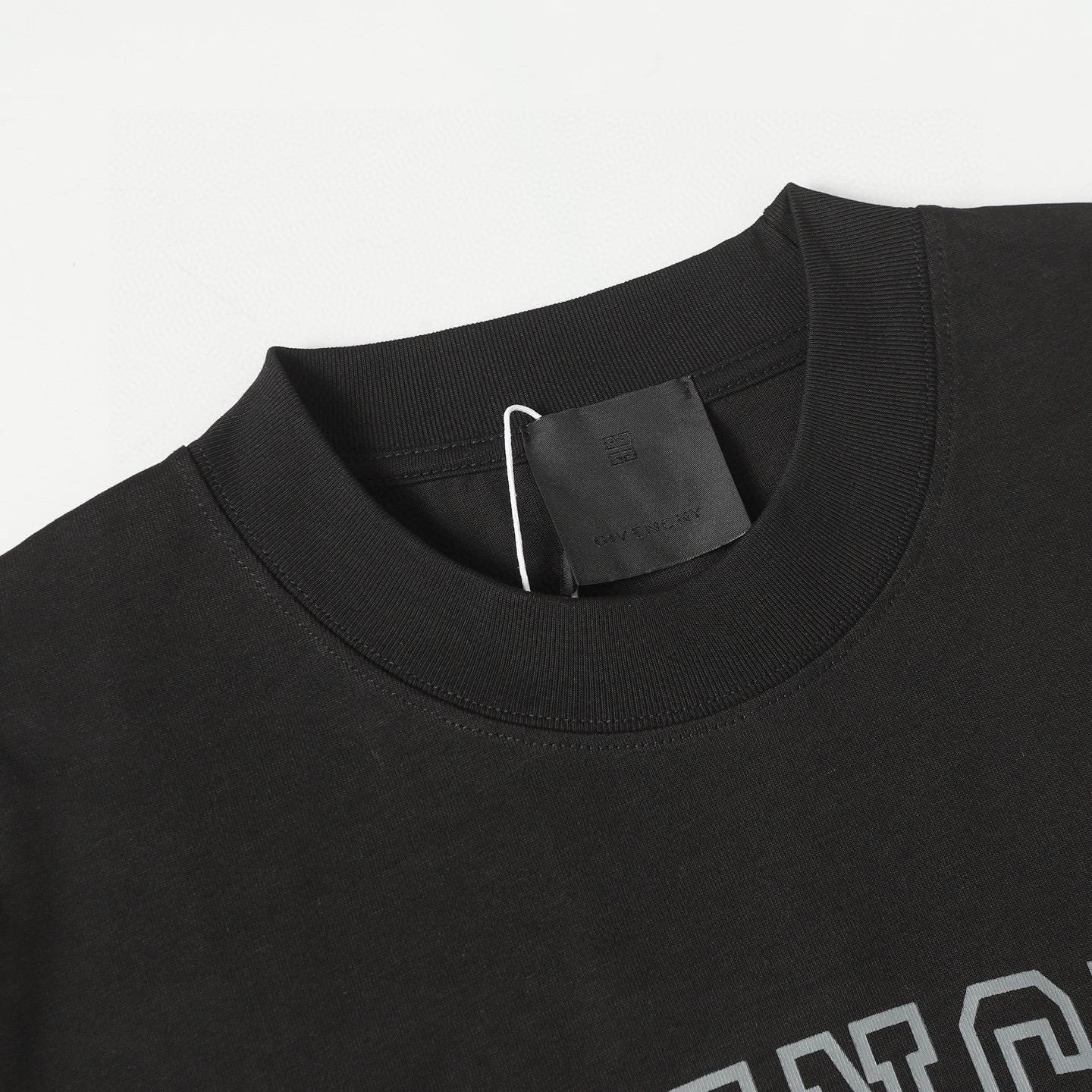 Camiseta Givenchy con estampado gráfico, cuello redondo y manga corta 4 i1749992797289 8773 0 2