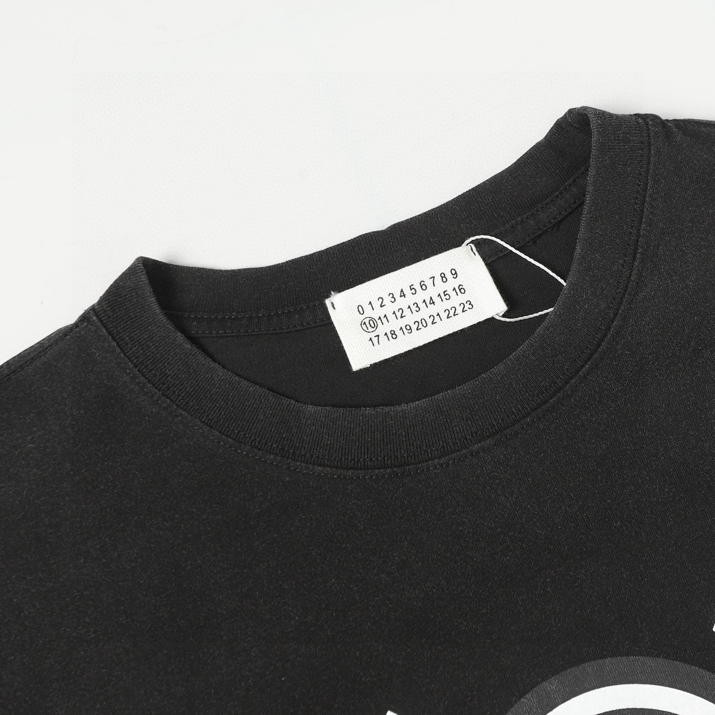 Maison Margiela Camiseta de algodón con estampado numérico '6' lavado en negro 4 i1750002421645 5668 0 2
