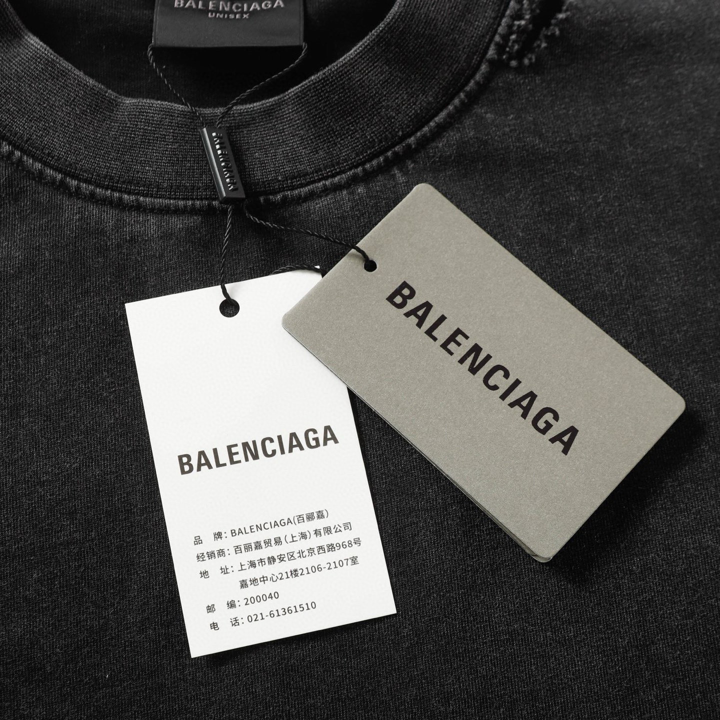 Balenciaga Camiseta de Manga Corta con Detalles de Imperdibles y Efecto Desgastado 4 i1750002559581 3252 0 2