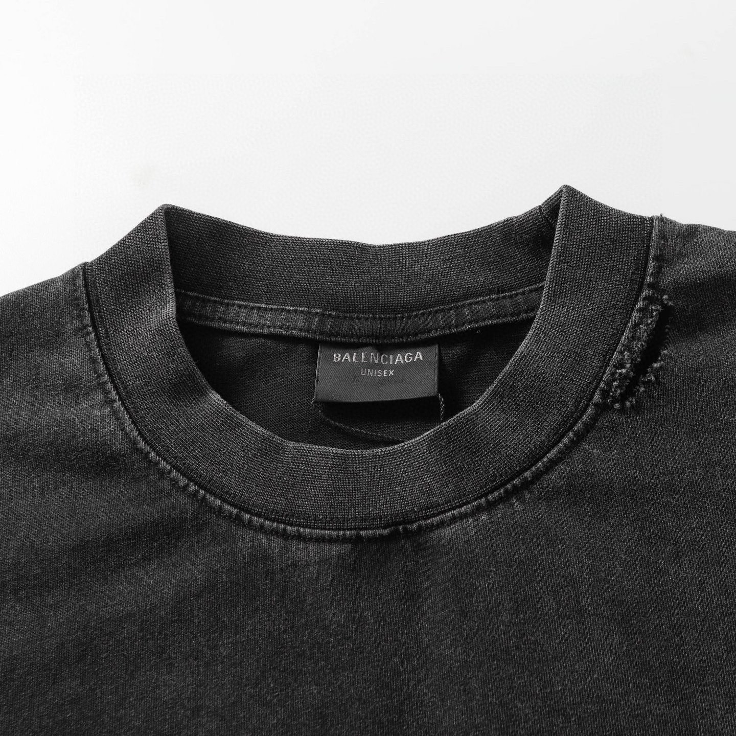Balenciaga Camiseta de Manga Corta con Detalles de Imperdibles y Efecto Desgastado 9 i1750002559593 4826 0 7