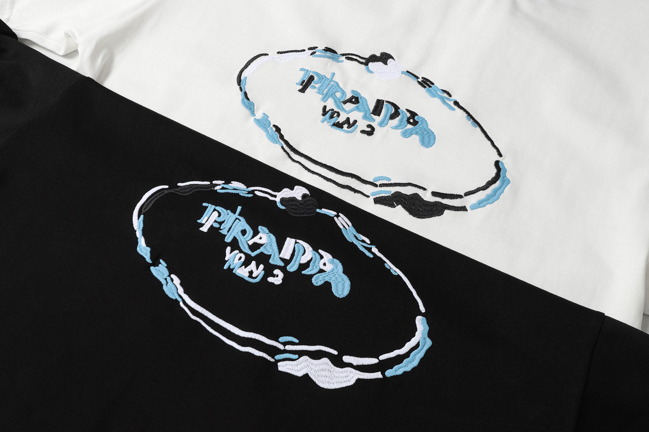 Prada Camiseta de Algodón con Bordado Circular y Logotipo para Hombre y Mujer 9 i1750002848442 3158 0 7