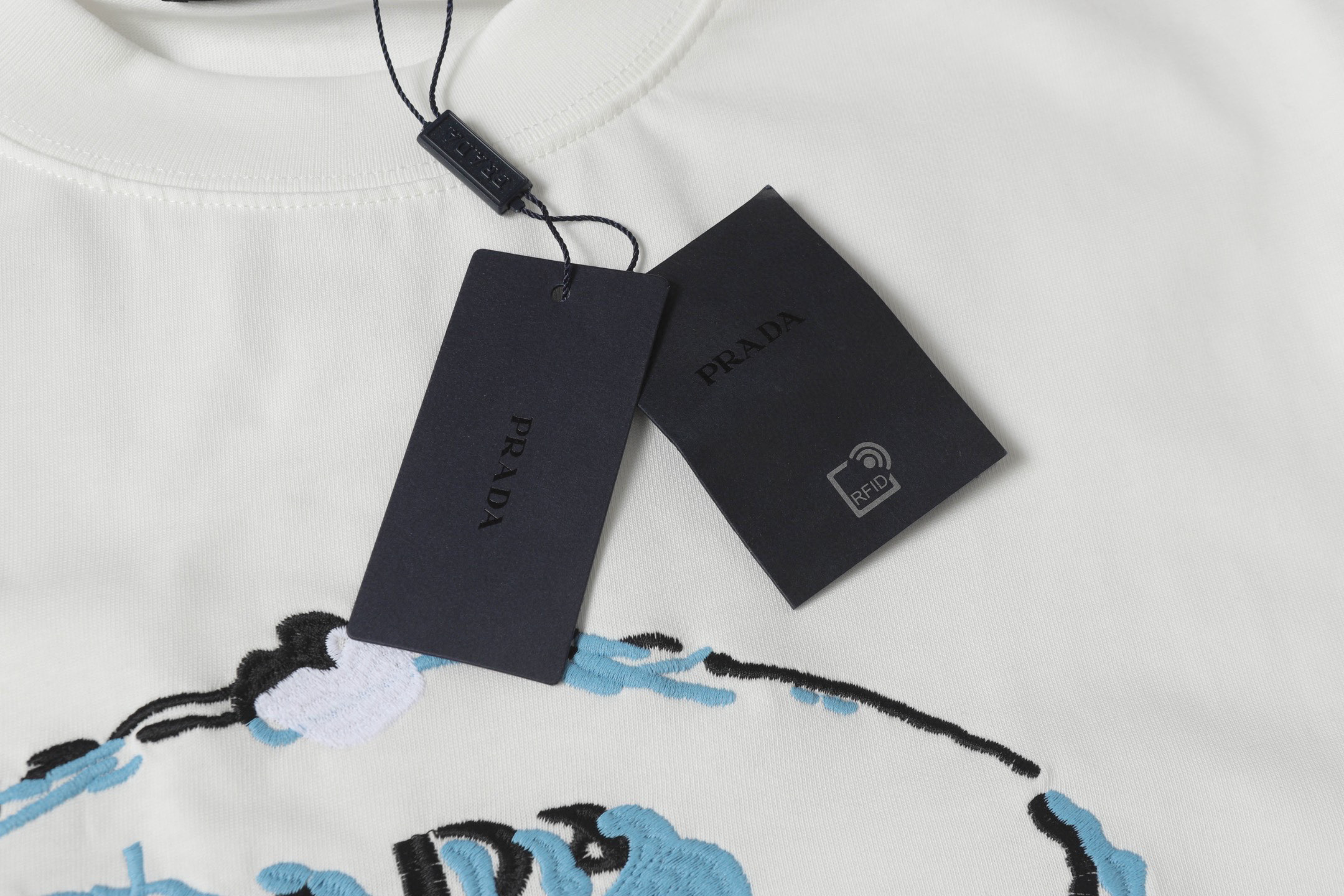 Prada Camiseta de Algodón con Bordado Circular y Logotipo para Hombre y Mujer 10 i1750002849640 1866 0 8