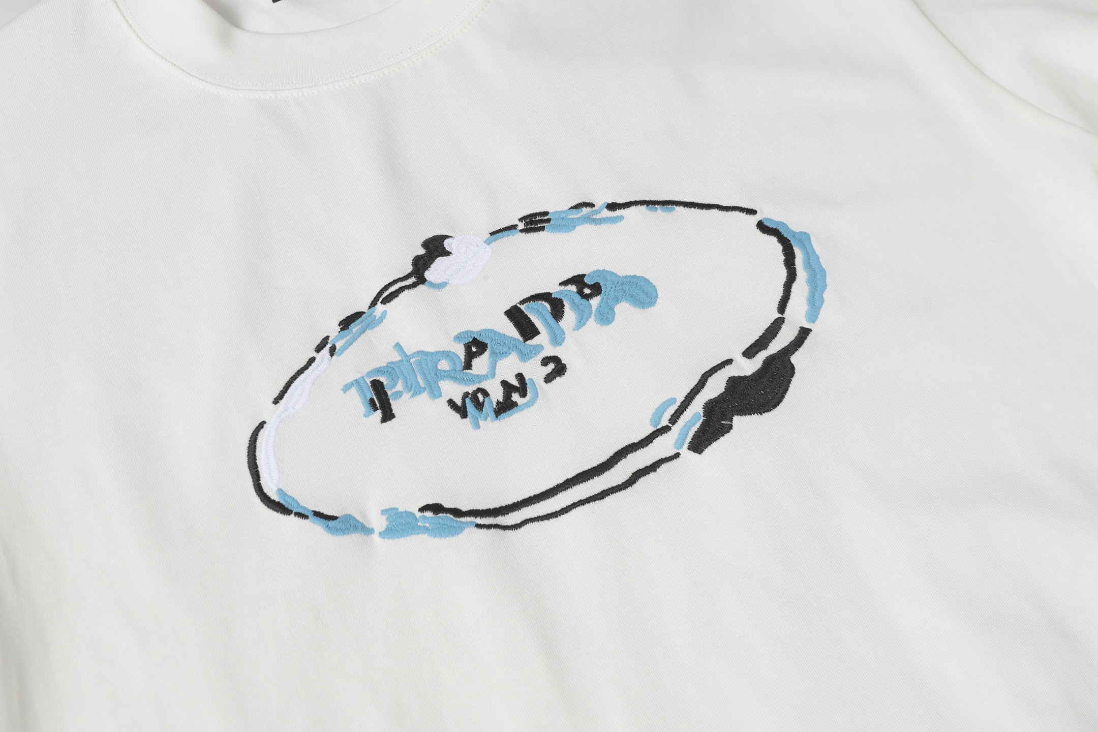 Prada Camiseta de Algodón con Bordado Circular y Logotipo para Hombre y Mujer 5 i1750002849649 661 0 3