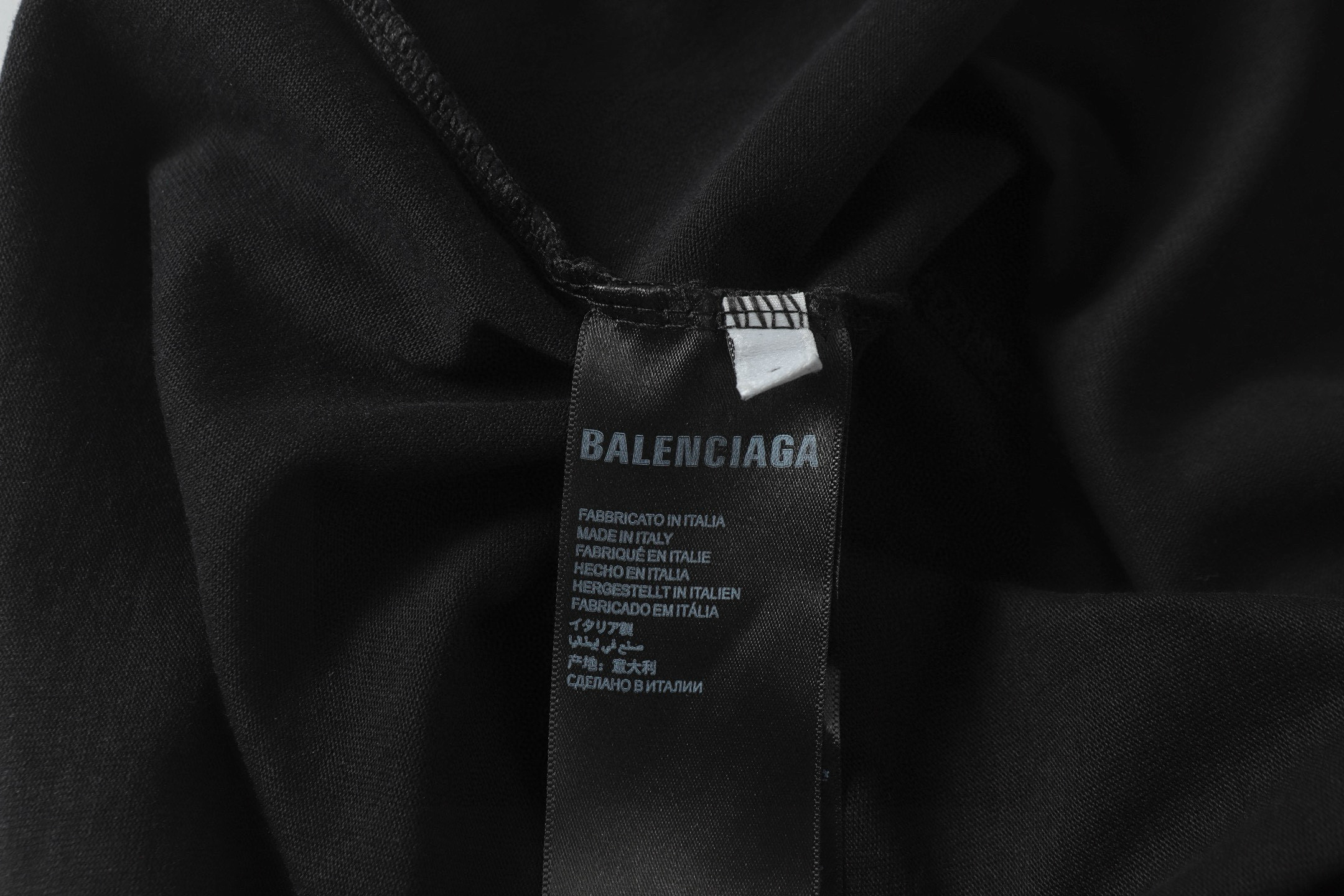 Balenciaga Camiseta de Manga Corta con Estampado de Logotipo Fundido para Hombre 12 i1750330141513 9447 0 10