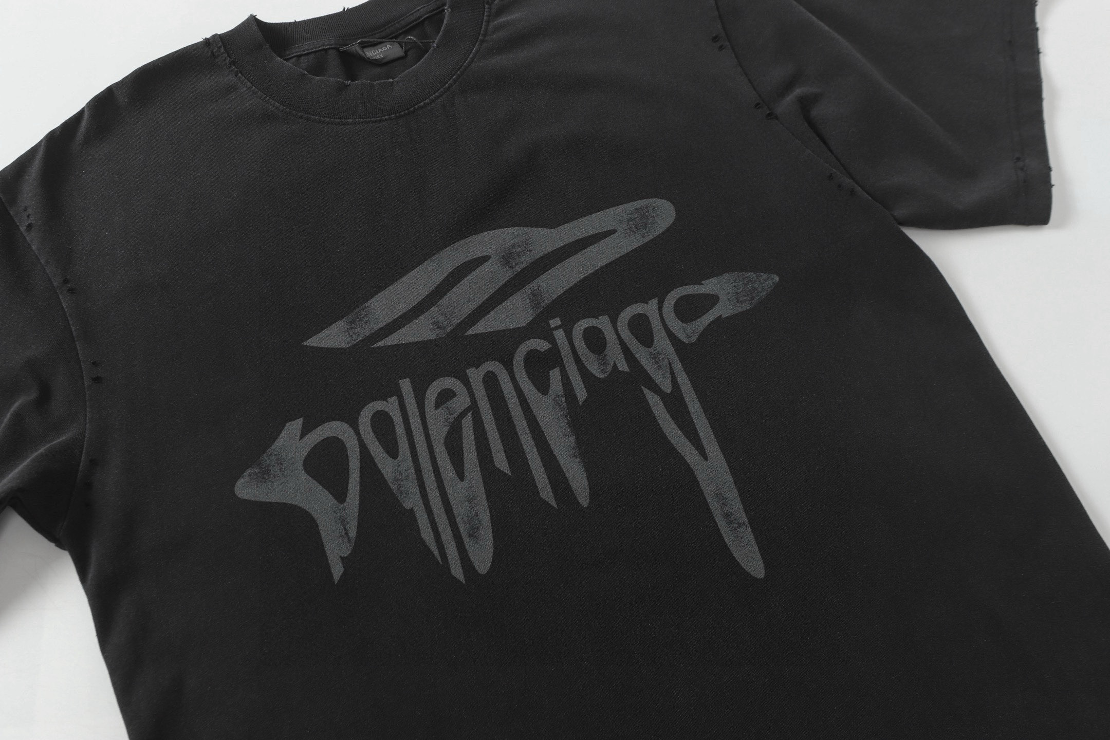 Balenciaga Camiseta de Manga Corta con Estampado de Logotipo Fundido para Hombre 5 i1750330142846 4305 0 3