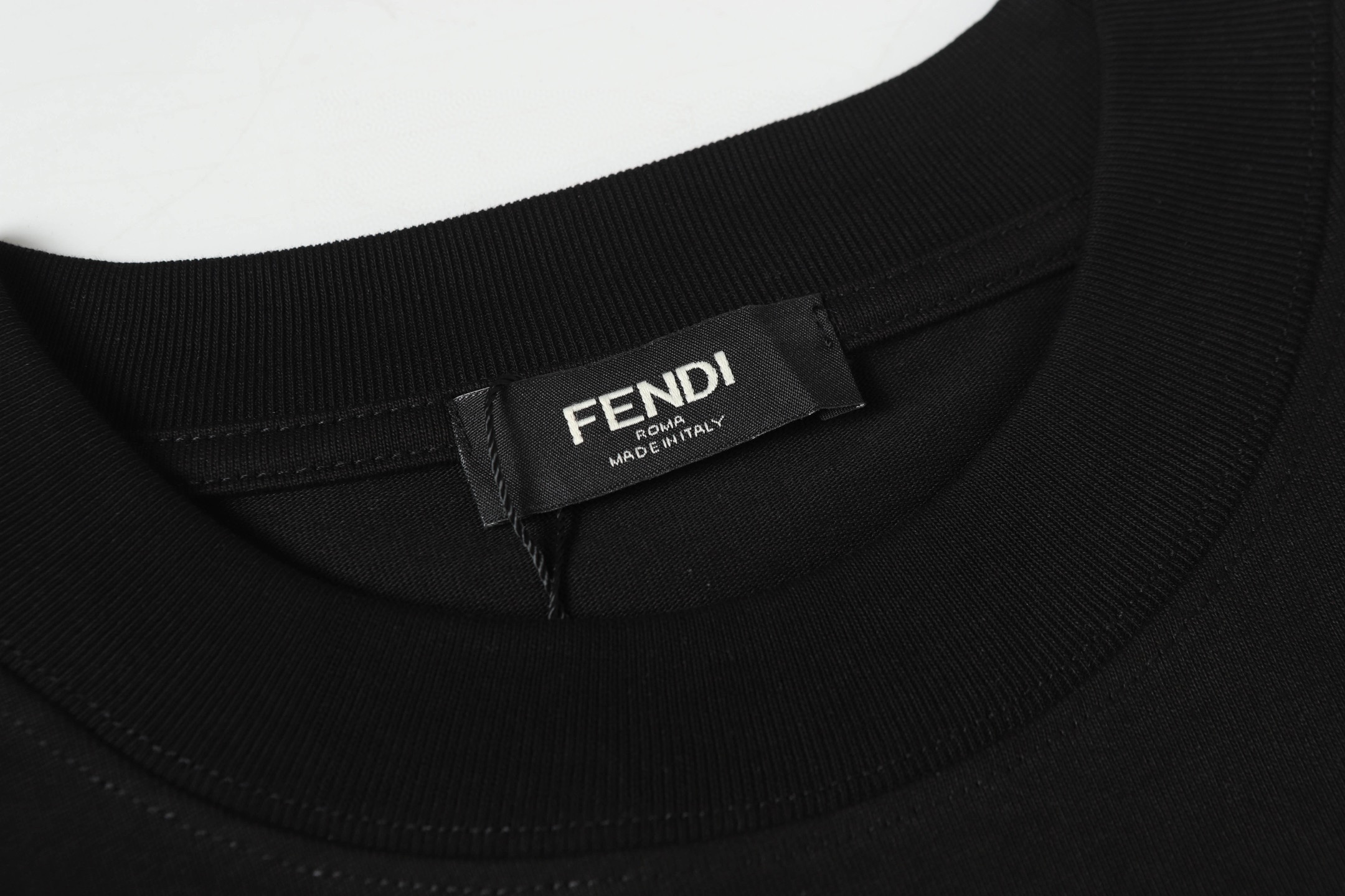 💰80
Fendi/芬迪新款发泡工艺印花T恤短袖
采用高质量面料制作而成，无论是日常穿搭还是参加派对，都能展示出您的时尚品味和个性。这款短袖具有舒适的剪裁和休闲风格，适合各种场合。趁着限量发售，赶紧抓住机会拥有这个炙手可热的潮流单品!不容错过，立即购买，成为时尚界的焦点!
颜色：黑色/白色
尺码：S-XL