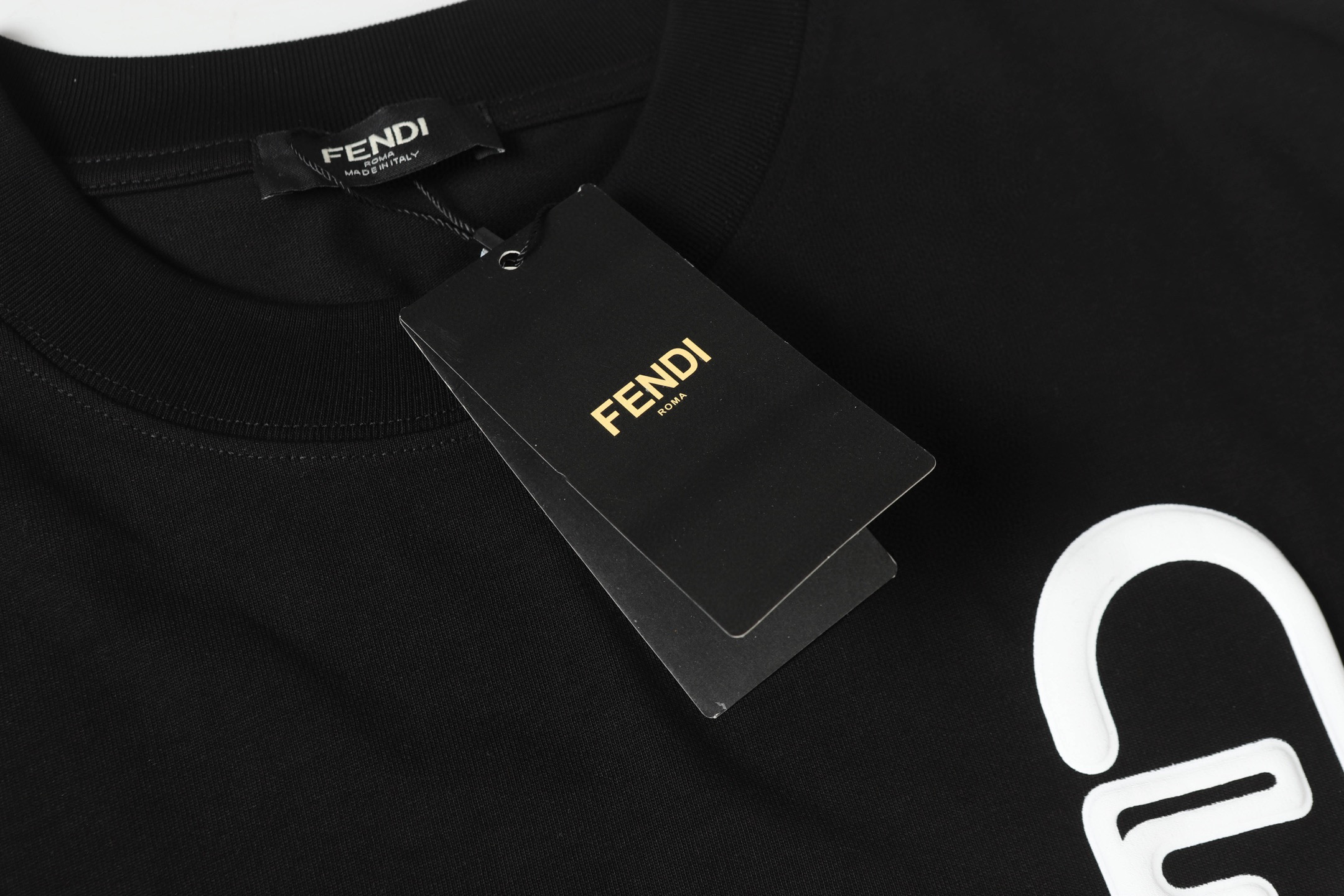 💰80
Fendi/芬迪新款发泡工艺印花T恤短袖
采用高质量面料制作而成，无论是日常穿搭还是参加派对，都能展示出您的时尚品味和个性。这款短袖具有舒适的剪裁和休闲风格，适合各种场合。趁着限量发售，赶紧抓住机会拥有这个炙手可热的潮流单品!不容错过，立即购买，成为时尚界的焦点!
颜色：黑色/白色
尺码：S-XL