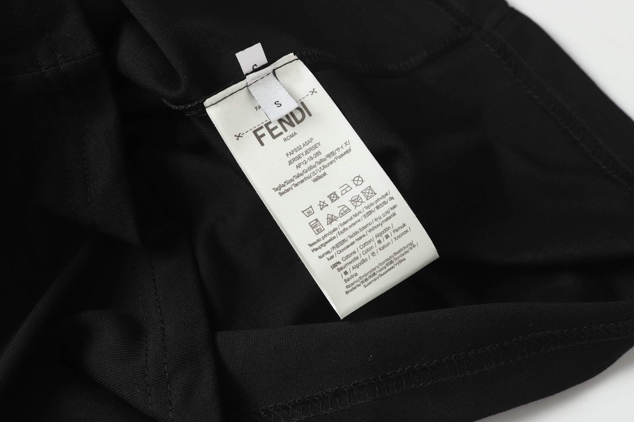 💰80
Fendi/芬迪新款发泡工艺印花T恤短袖
采用高质量面料制作而成，无论是日常穿搭还是参加派对，都能展示出您的时尚品味和个性。这款短袖具有舒适的剪裁和休闲风格，适合各种场合。趁着限量发售，赶紧抓住机会拥有这个炙手可热的潮流单品!不容错过，立即购买，成为时尚界的焦点!
颜色：黑色/白色
尺码：S-XL