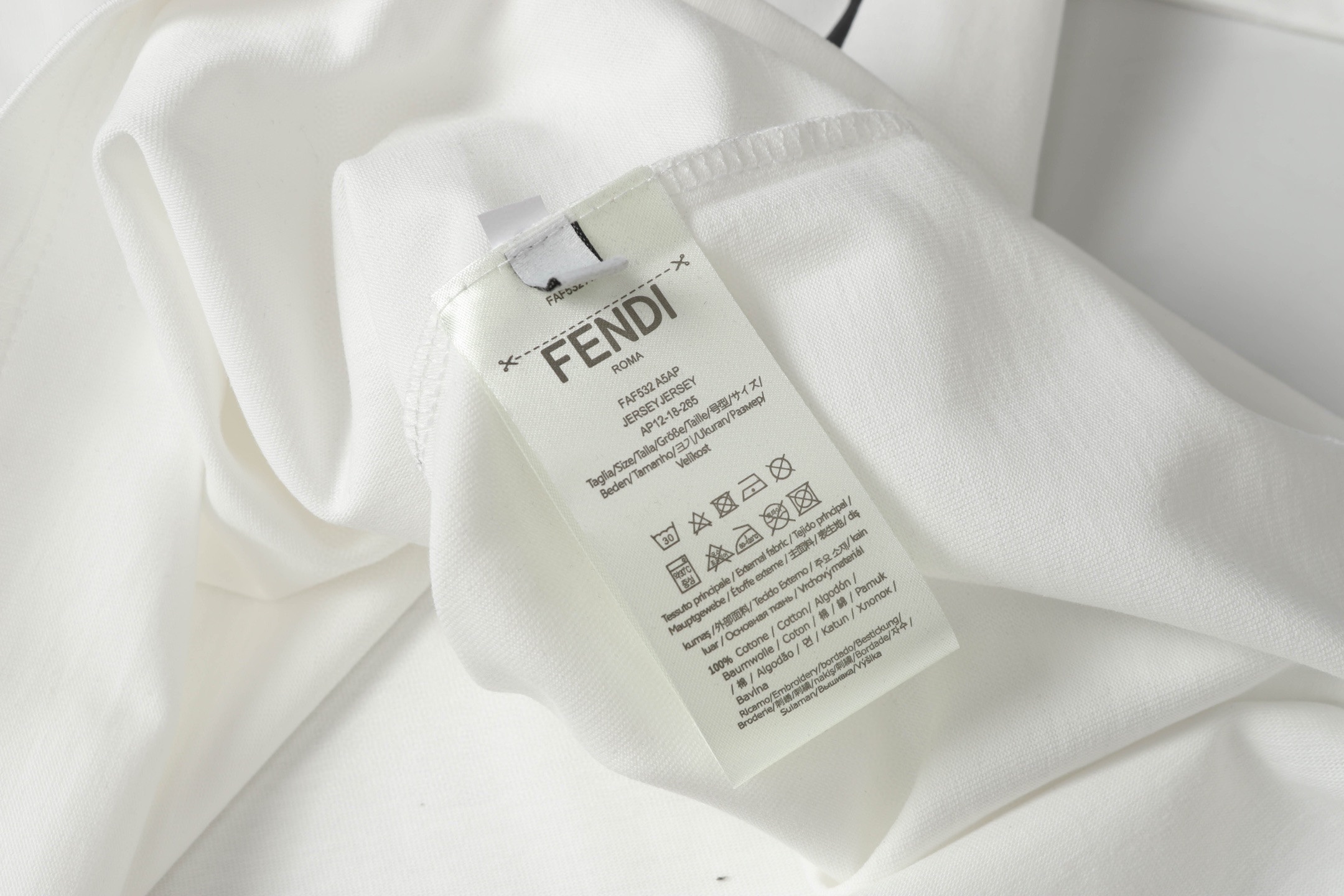 💰80
Fendi/芬迪新款发泡工艺印花T恤短袖
采用高质量面料制作而成，无论是日常穿搭还是参加派对，都能展示出您的时尚品味和个性。这款短袖具有舒适的剪裁和休闲风格，适合各种场合。趁着限量发售，赶紧抓住机会拥有这个炙手可热的潮流单品!不容错过，立即购买，成为时尚界的焦点!
颜色：黑色/白色
尺码：S-XL