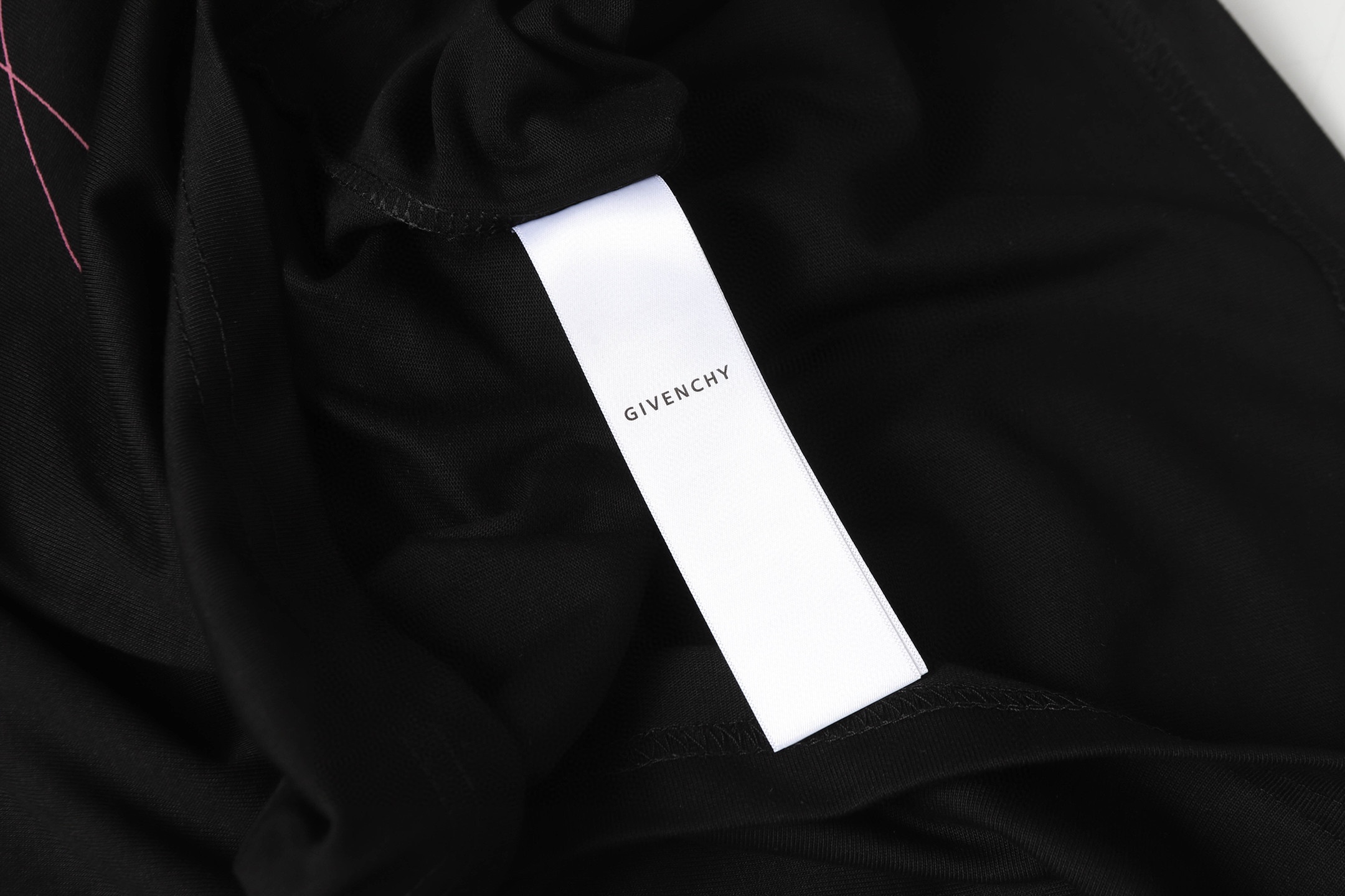 💰80
GIVENCHY/纪梵希图案印花短袖
定制面料洗水后280克重双纱100%精梳全棉面料
印花工艺，螺纹定织定染无色差 出入专柜无压力，通肩拉条工艺 增加衣物清洗寿命 不变形全手工缝制领标，随意对比任何品质。
颜色：黑色、白色
尺码：S-XL