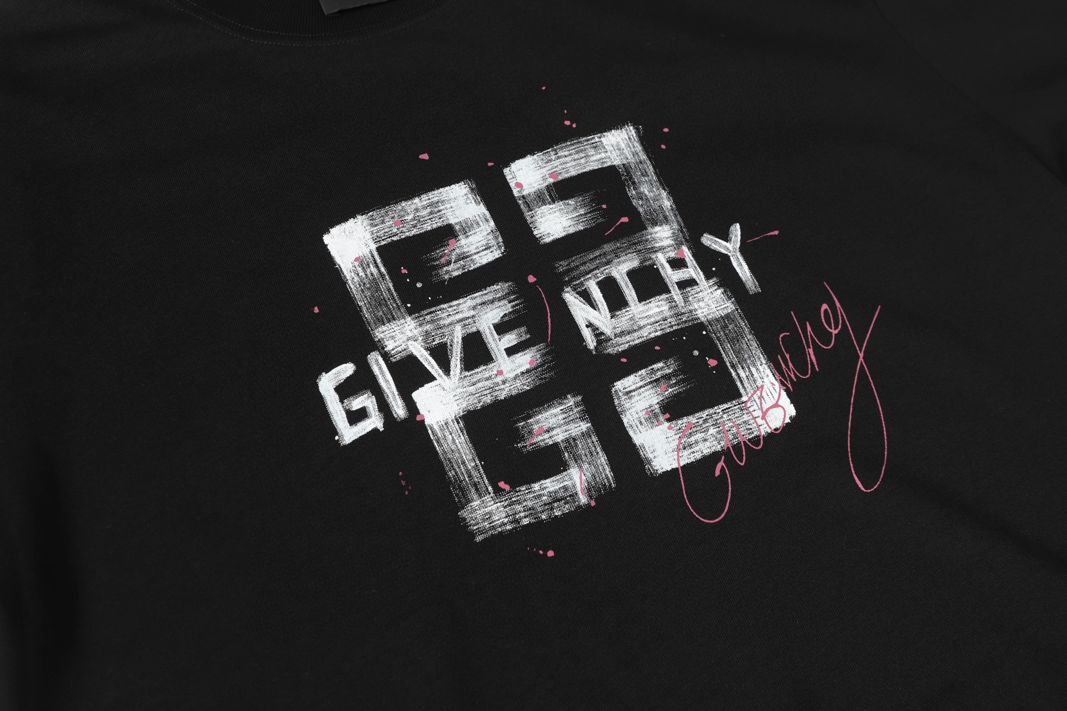 💰80
GIVENCHY/纪梵希图案印花短袖
定制面料洗水后280克重双纱100%精梳全棉面料
印花工艺，螺纹定织定染无色差 出入专柜无压力，通肩拉条工艺 增加衣物清洗寿命 不变形全手工缝制领标，随意对比任何品质。
颜色：黑色、白色
尺码：S-XL