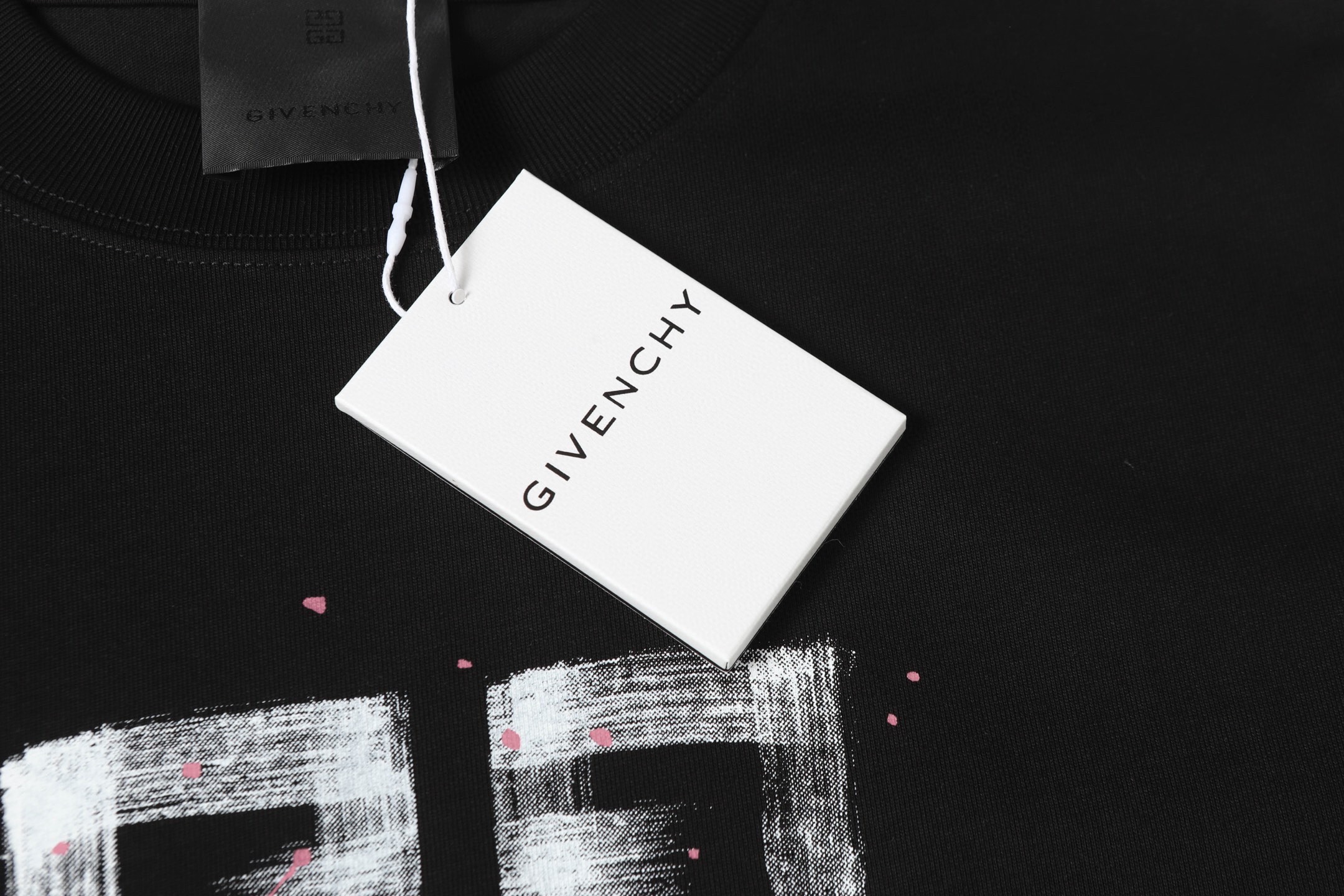 💰80
GIVENCHY/纪梵希图案印花短袖
定制面料洗水后280克重双纱100%精梳全棉面料
印花工艺，螺纹定织定染无色差 出入专柜无压力，通肩拉条工艺 增加衣物清洗寿命 不变形全手工缝制领标，随意对比任何品质。
颜色：黑色、白色
尺码：S-XL