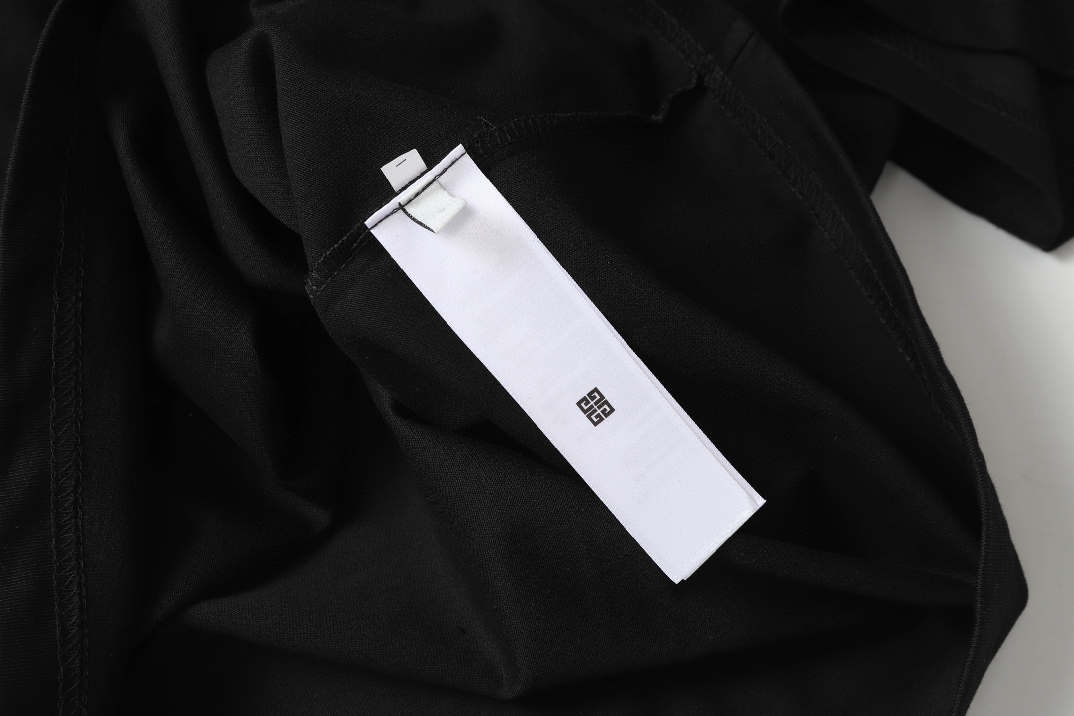 💰80
GIVENCHY/纪梵希图案印花短袖
定制面料洗水后280克重双纱100%精梳全棉面料
印花工艺，螺纹定织定染无色差 出入专柜无压力，通肩拉条工艺 增加衣物清洗寿命 不变形全手工缝制领标，随意对比任何品质。
颜色：黑色、白色
尺码：S-XL