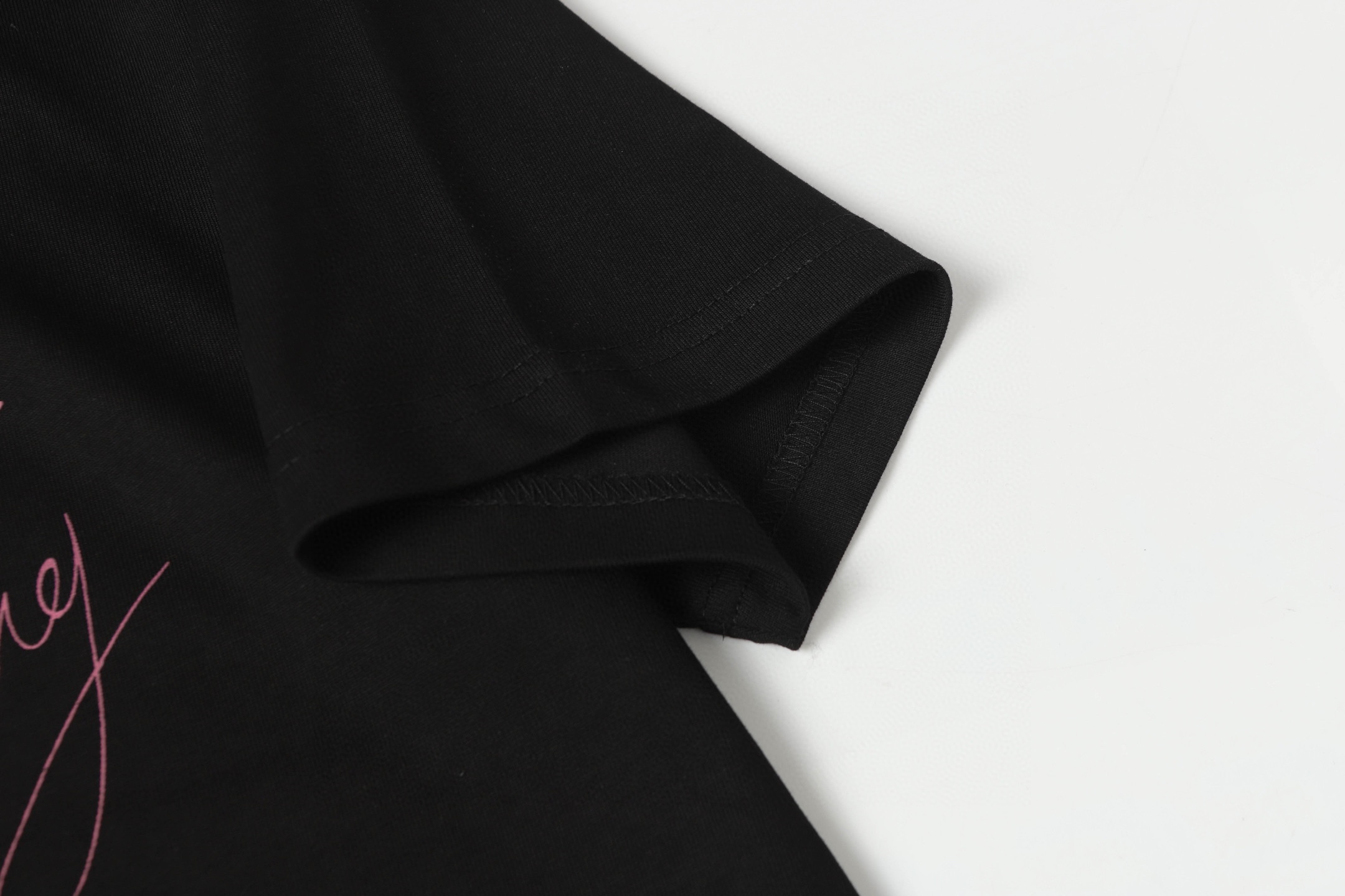 💰80
GIVENCHY/纪梵希图案印花短袖
定制面料洗水后280克重双纱100%精梳全棉面料
印花工艺，螺纹定织定染无色差 出入专柜无压力，通肩拉条工艺 增加衣物清洗寿命 不变形全手工缝制领标，随意对比任何品质。
颜色：黑色、白色
尺码：S-XL