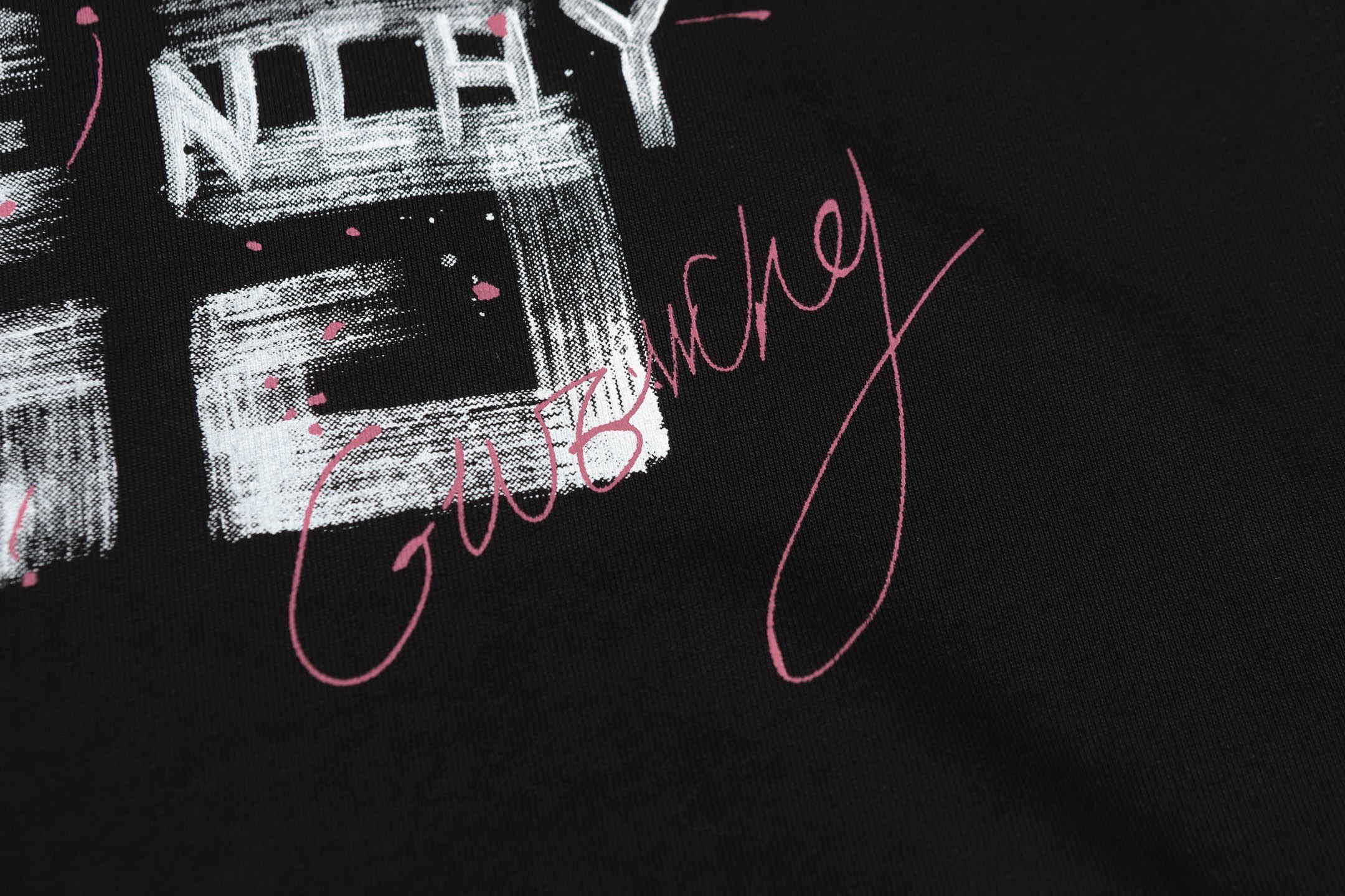 💰80
GIVENCHY/纪梵希图案印花短袖
定制面料洗水后280克重双纱100%精梳全棉面料
印花工艺，螺纹定织定染无色差 出入专柜无压力，通肩拉条工艺 增加衣物清洗寿命 不变形全手工缝制领标，随意对比任何品质。
颜色：黑色、白色
尺码：S-XL