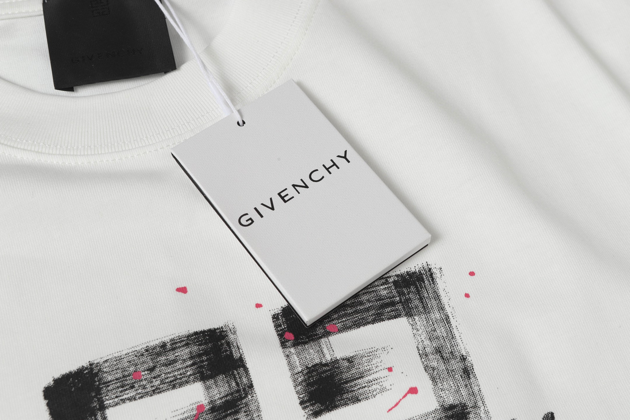 💰80
GIVENCHY/纪梵希图案印花短袖
定制面料洗水后280克重双纱100%精梳全棉面料
印花工艺，螺纹定织定染无色差 出入专柜无压力，通肩拉条工艺 增加衣物清洗寿命 不变形全手工缝制领标，随意对比任何品质。
颜色：黑色、白色
尺码：S-XL
