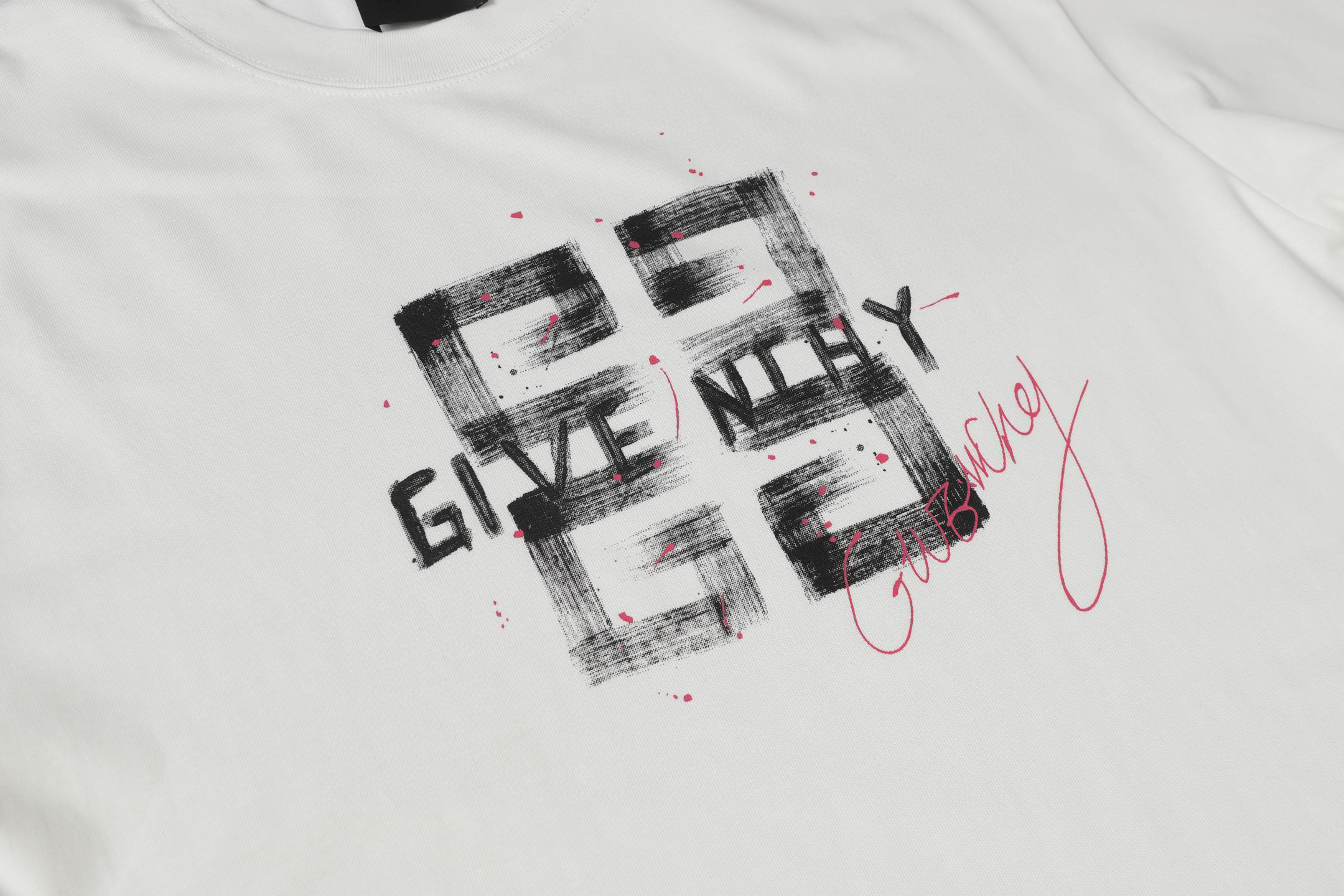 💰80
GIVENCHY/纪梵希图案印花短袖
定制面料洗水后280克重双纱100%精梳全棉面料
印花工艺，螺纹定织定染无色差 出入专柜无压力，通肩拉条工艺 增加衣物清洗寿命 不变形全手工缝制领标，随意对比任何品质。
颜色：黑色、白色
尺码：S-XL