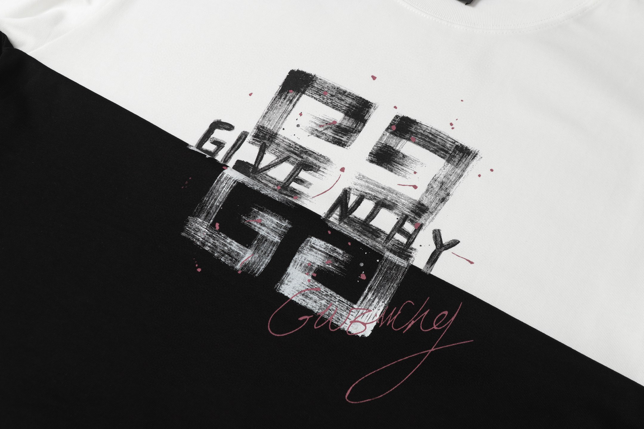💰80
GIVENCHY/纪梵希图案印花短袖
定制面料洗水后280克重双纱100%精梳全棉面料
印花工艺，螺纹定织定染无色差 出入专柜无压力，通肩拉条工艺 增加衣物清洗寿命 不变形全手工缝制领标，随意对比任何品质。
颜色：黑色、白色
尺码：S-XL
