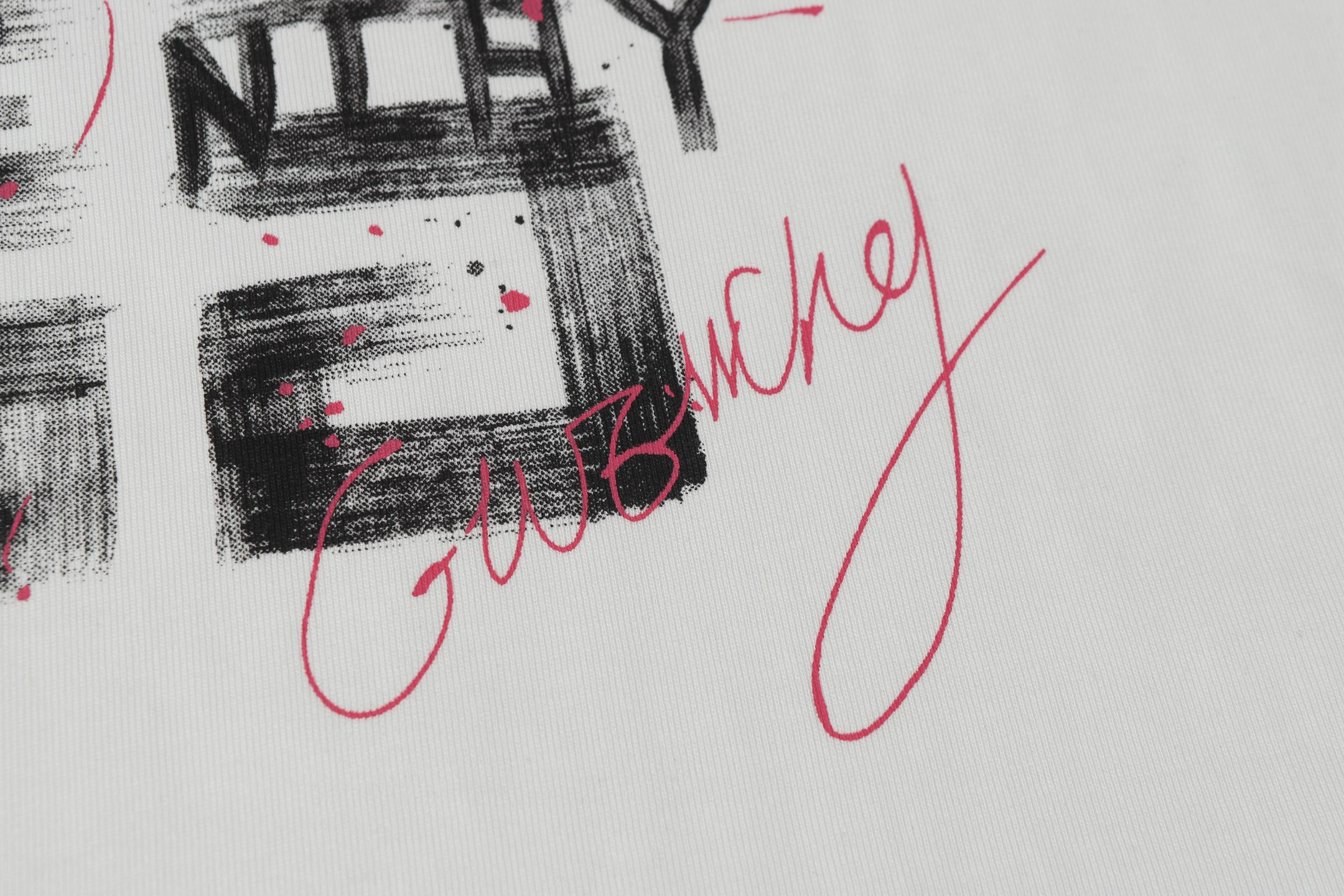 💰80
GIVENCHY/纪梵希图案印花短袖
定制面料洗水后280克重双纱100%精梳全棉面料
印花工艺，螺纹定织定染无色差 出入专柜无压力，通肩拉条工艺 增加衣物清洗寿命 不变形全手工缝制领标，随意对比任何品质。
颜色：黑色、白色
尺码：S-XL