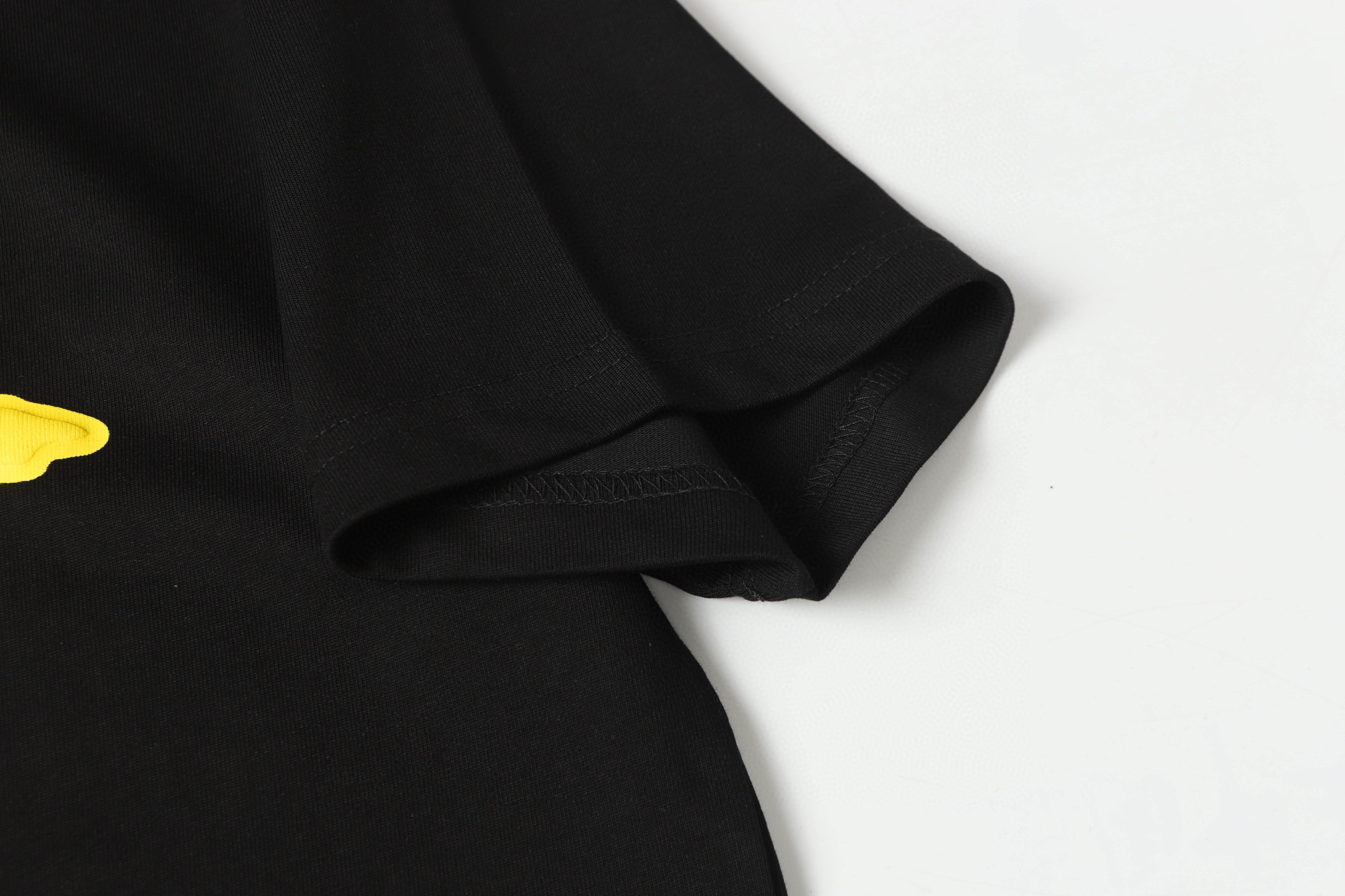 P80
BALENCIAGA/巴黎世加25ss春装新品发泡印花logo短袖t恤
100%特新氧棉纺织紧密棉，紧密棉可是面料的结构紧密，纱线之间排列紧密无间，使得面料更加厚实、密实。紧密的结构也有助于提高面料的耐磨性、抗皱性。榻榻米绣的针迹跨过整个图形，沿与图形边界相垂的方向排列，分别形成一组前进和返回针迹。这种排列方式不仅增强了图案的立体感和质感，还使得图案更加精细，男女同款
颜色：黑色 白色
尺码：s-xl