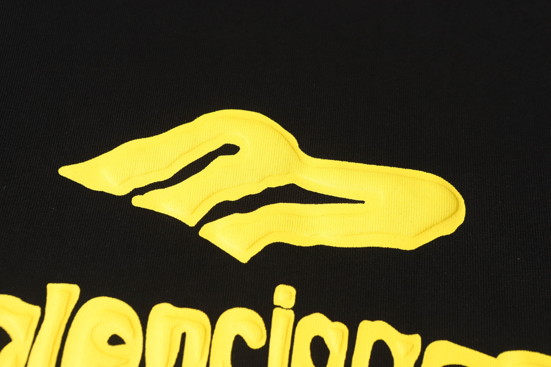P80
BALENCIAGA/巴黎世加25ss春装新品发泡印花logo短袖t恤
100%特新氧棉纺织紧密棉，紧密棉可是面料的结构紧密，纱线之间排列紧密无间，使得面料更加厚实、密实。紧密的结构也有助于提高面料的耐磨性、抗皱性。榻榻米绣的针迹跨过整个图形，沿与图形边界相垂的方向排列，分别形成一组前进和返回针迹。这种排列方式不仅增强了图案的立体感和质感，还使得图案更加精细，男女同款
颜色：黑色 白色
尺码：s-xl
