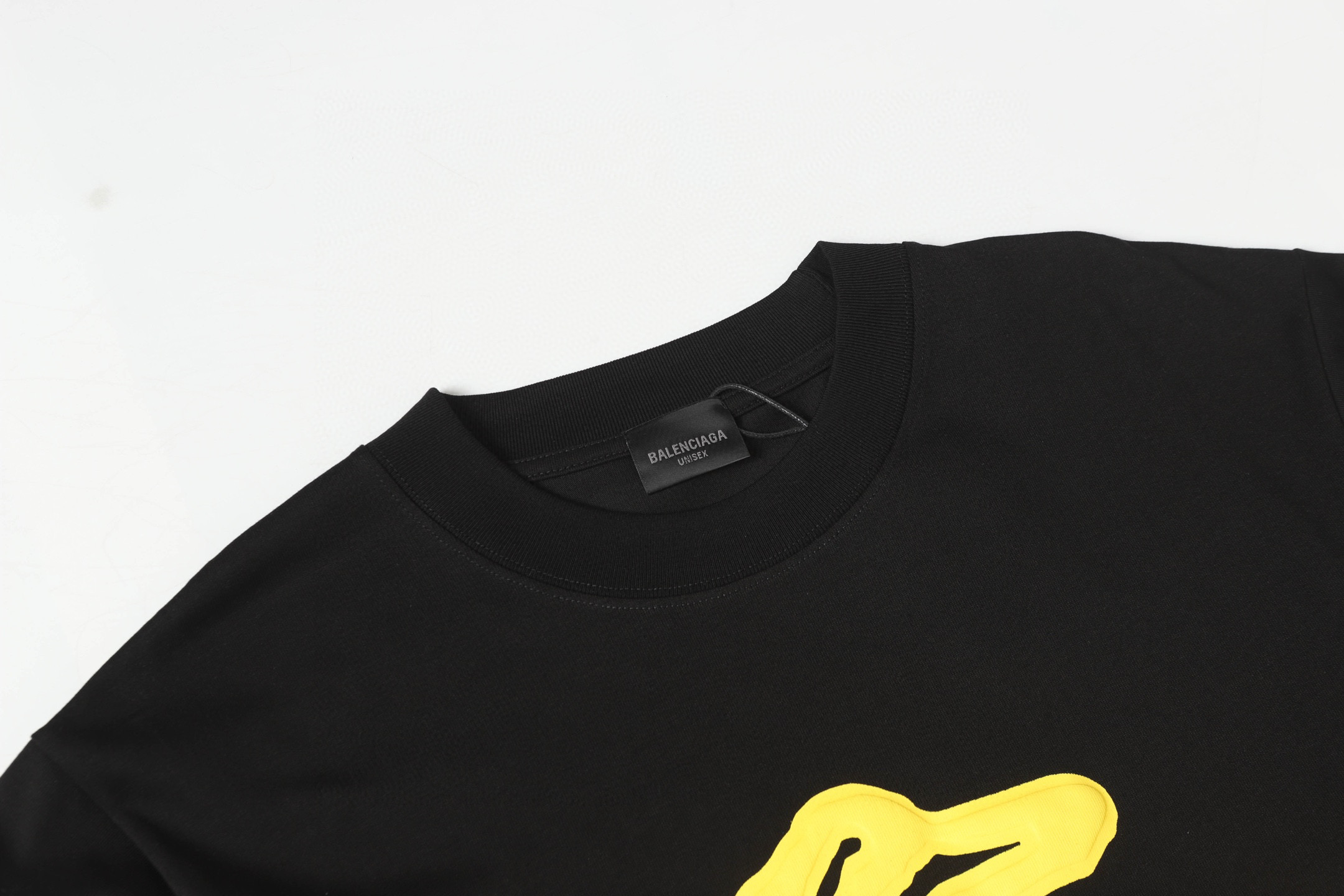P80
BALENCIAGA/巴黎世加25ss春装新品发泡印花logo短袖t恤
100%特新氧棉纺织紧密棉，紧密棉可是面料的结构紧密，纱线之间排列紧密无间，使得面料更加厚实、密实。紧密的结构也有助于提高面料的耐磨性、抗皱性。榻榻米绣的针迹跨过整个图形，沿与图形边界相垂的方向排列，分别形成一组前进和返回针迹。这种排列方式不仅增强了图案的立体感和质感，还使得图案更加精细，男女同款
颜色：黑色 白色
尺码：s-xl
