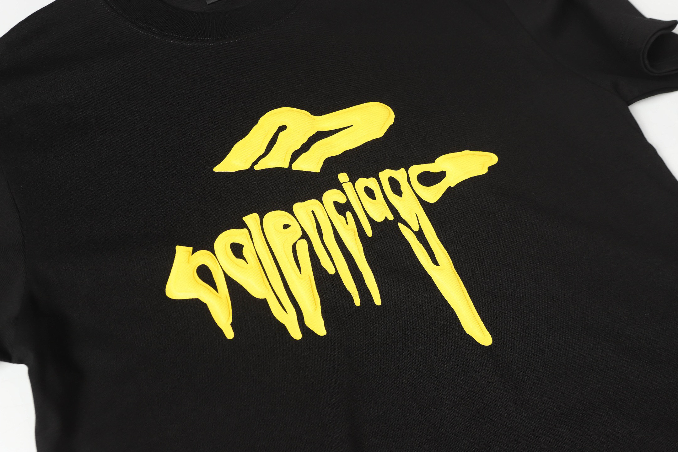 P80
BALENCIAGA/巴黎世加25ss春装新品发泡印花logo短袖t恤
100%特新氧棉纺织紧密棉，紧密棉可是面料的结构紧密，纱线之间排列紧密无间，使得面料更加厚实、密实。紧密的结构也有助于提高面料的耐磨性、抗皱性。榻榻米绣的针迹跨过整个图形，沿与图形边界相垂的方向排列，分别形成一组前进和返回针迹。这种排列方式不仅增强了图案的立体感和质感，还使得图案更加精细，男女同款
颜色：黑色 白色
尺码：s-xl
