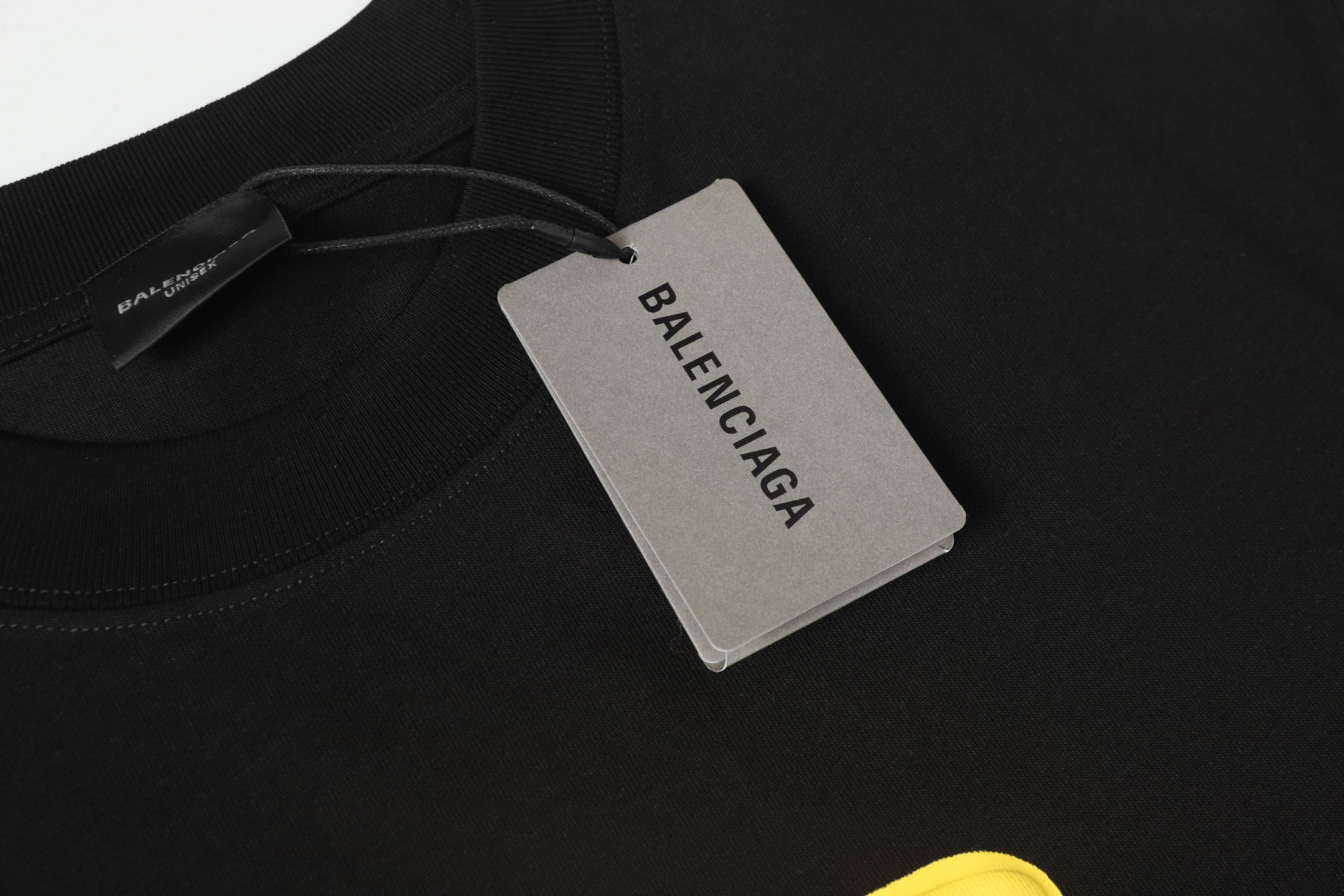 P80
BALENCIAGA/巴黎世加25ss春装新品发泡印花logo短袖t恤
100%特新氧棉纺织紧密棉，紧密棉可是面料的结构紧密，纱线之间排列紧密无间，使得面料更加厚实、密实。紧密的结构也有助于提高面料的耐磨性、抗皱性。榻榻米绣的针迹跨过整个图形，沿与图形边界相垂的方向排列，分别形成一组前进和返回针迹。这种排列方式不仅增强了图案的立体感和质感，还使得图案更加精细，男女同款
颜色：黑色 白色
尺码：s-xl