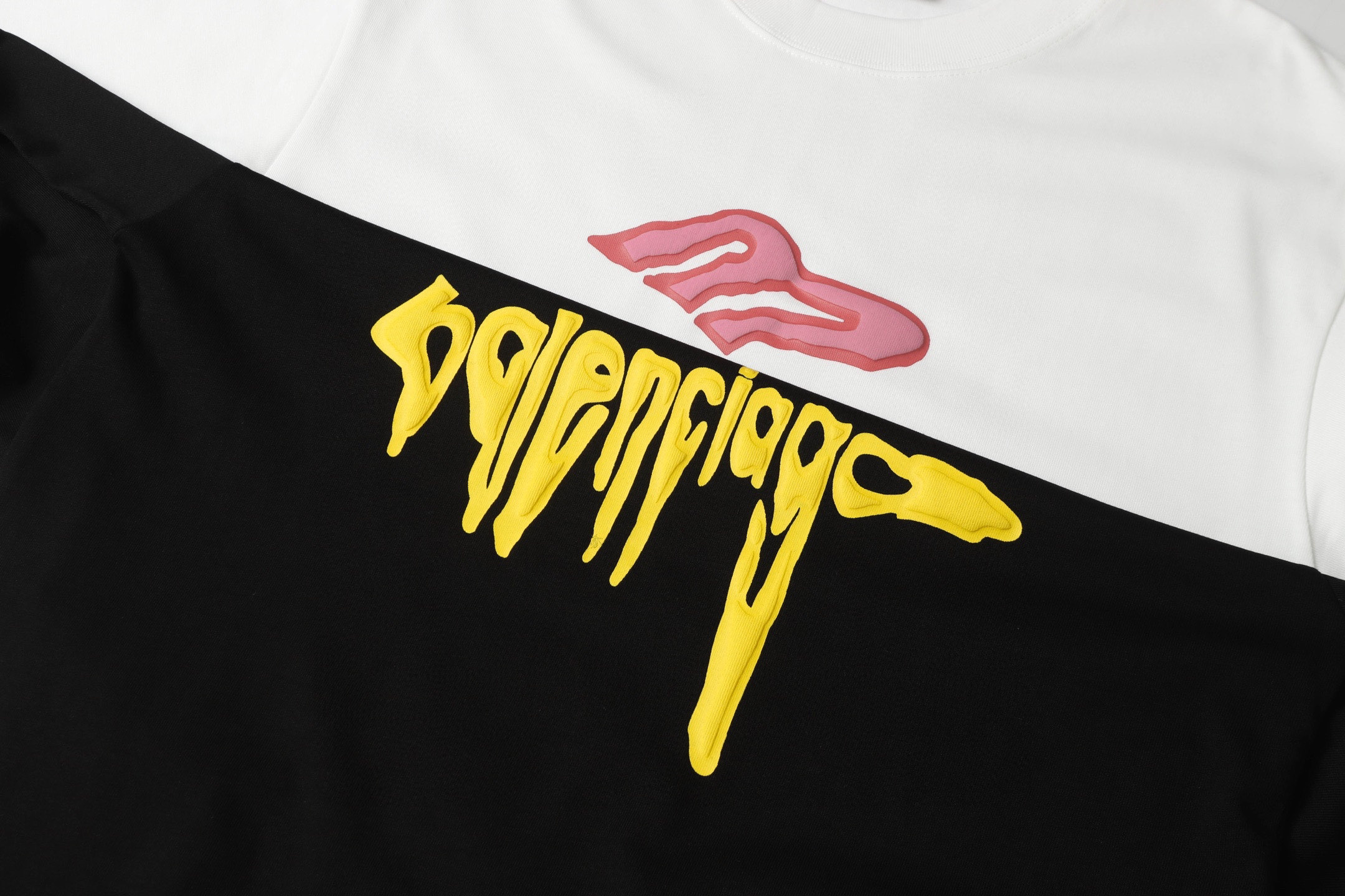 P80
BALENCIAGA/巴黎世加25ss春装新品发泡印花logo短袖t恤
100%特新氧棉纺织紧密棉，紧密棉可是面料的结构紧密，纱线之间排列紧密无间，使得面料更加厚实、密实。紧密的结构也有助于提高面料的耐磨性、抗皱性。榻榻米绣的针迹跨过整个图形，沿与图形边界相垂的方向排列，分别形成一组前进和返回针迹。这种排列方式不仅增强了图案的立体感和质感，还使得图案更加精细，男女同款
颜色：黑色 白色
尺码：s-xl