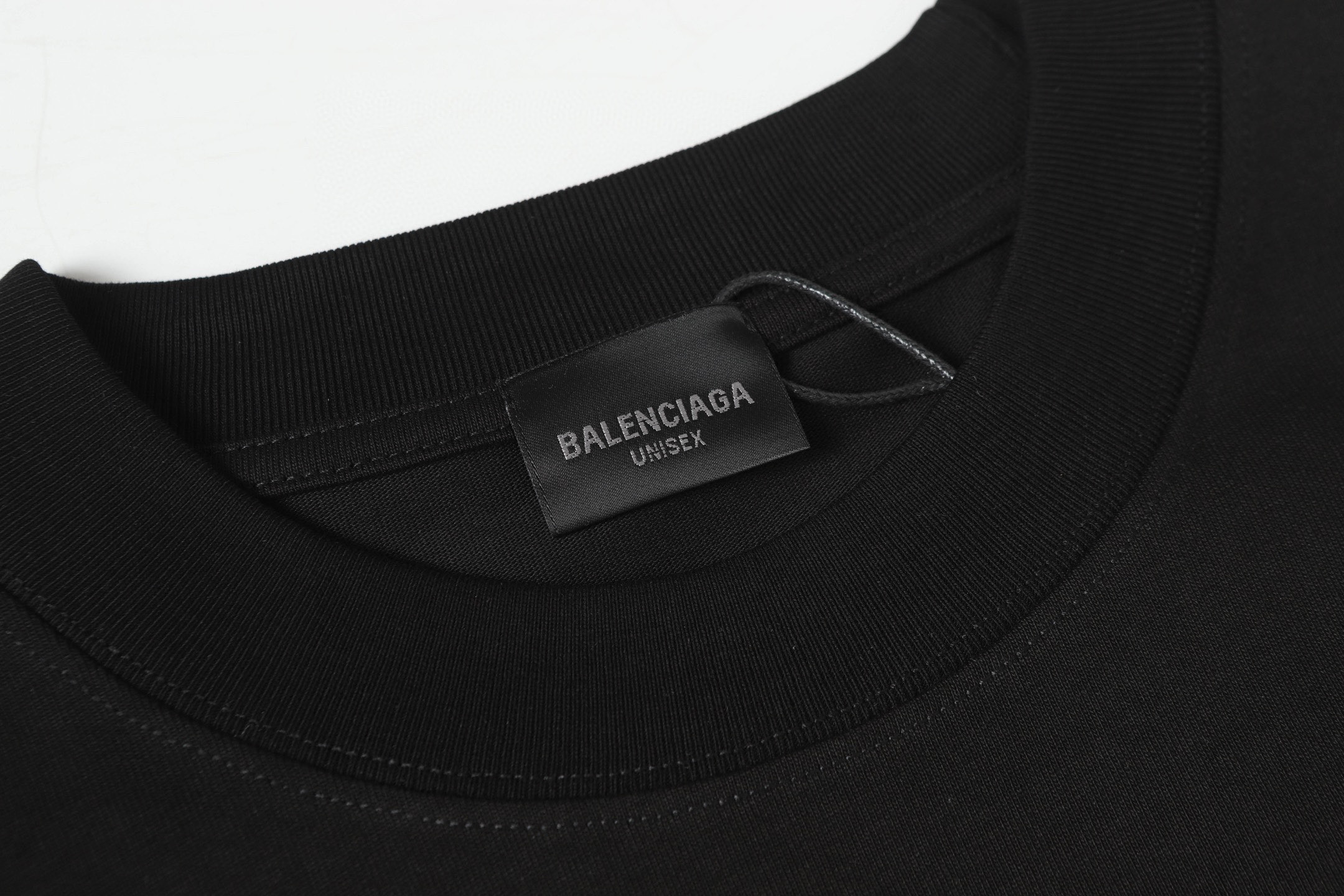 P80
BALENCIAGA/巴黎世加25ss春装新品发泡印花logo短袖t恤
100%特新氧棉纺织紧密棉，紧密棉可是面料的结构紧密，纱线之间排列紧密无间，使得面料更加厚实、密实。紧密的结构也有助于提高面料的耐磨性、抗皱性。榻榻米绣的针迹跨过整个图形，沿与图形边界相垂的方向排列，分别形成一组前进和返回针迹。这种排列方式不仅增强了图案的立体感和质感，还使得图案更加精细，男女同款
颜色：黑色 白色
尺码：s-xl