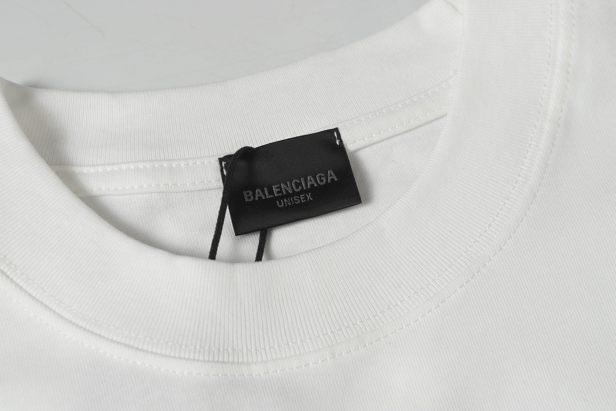 P80
BALENCIAGA/巴黎世加25ss春装新品发泡印花logo短袖t恤
100%特新氧棉纺织紧密棉，紧密棉可是面料的结构紧密，纱线之间排列紧密无间，使得面料更加厚实、密实。紧密的结构也有助于提高面料的耐磨性、抗皱性。榻榻米绣的针迹跨过整个图形，沿与图形边界相垂的方向排列，分别形成一组前进和返回针迹。这种排列方式不仅增强了图案的立体感和质感，还使得图案更加精细，男女同款
颜色：黑色 白色
尺码：s-xl