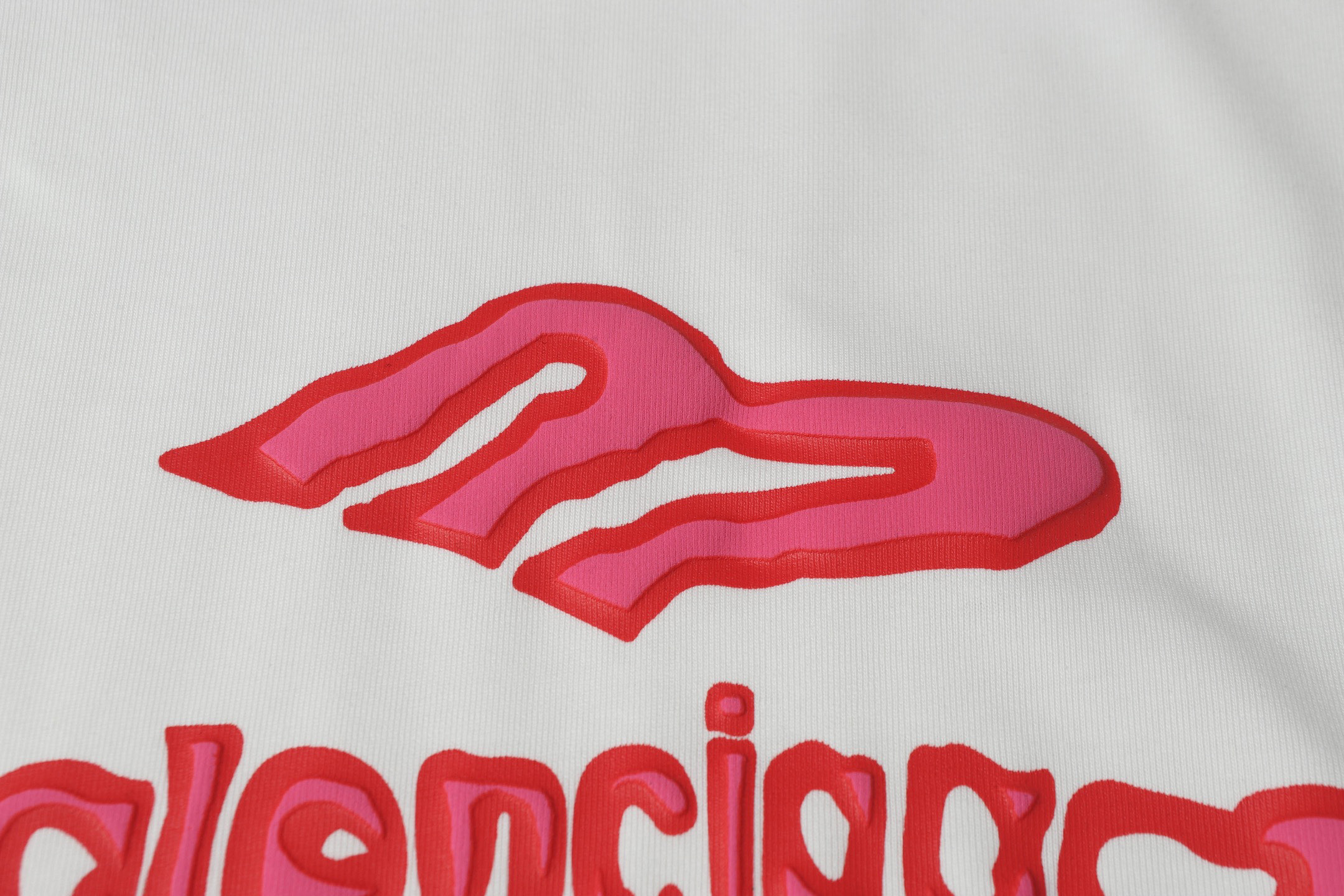 P80
BALENCIAGA/巴黎世加25ss春装新品发泡印花logo短袖t恤
100%特新氧棉纺织紧密棉，紧密棉可是面料的结构紧密，纱线之间排列紧密无间，使得面料更加厚实、密实。紧密的结构也有助于提高面料的耐磨性、抗皱性。榻榻米绣的针迹跨过整个图形，沿与图形边界相垂的方向排列，分别形成一组前进和返回针迹。这种排列方式不仅增强了图案的立体感和质感，还使得图案更加精细，男女同款
颜色：黑色 白色
尺码：s-xl