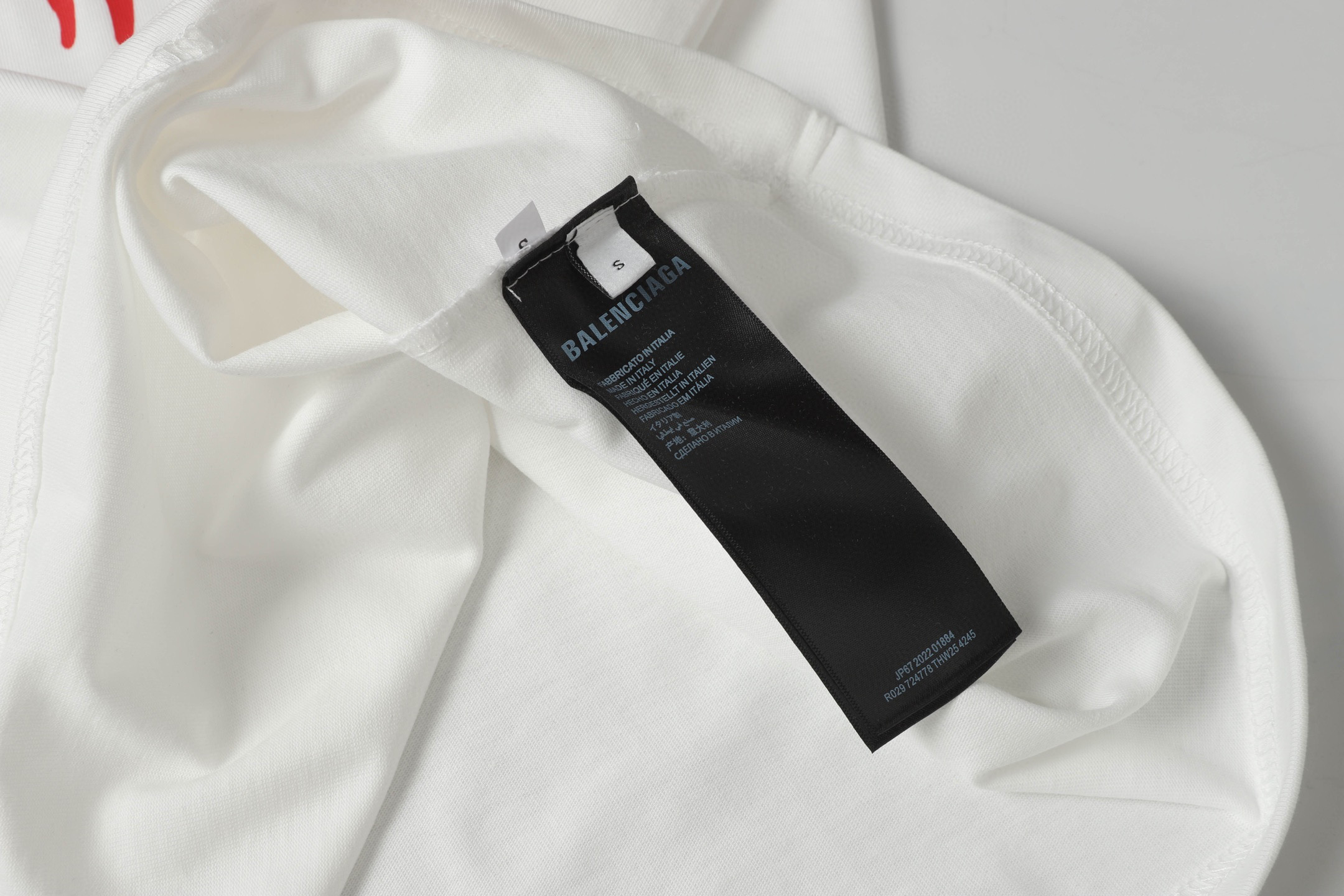 P80
BALENCIAGA/巴黎世加25ss春装新品发泡印花logo短袖t恤
100%特新氧棉纺织紧密棉，紧密棉可是面料的结构紧密，纱线之间排列紧密无间，使得面料更加厚实、密实。紧密的结构也有助于提高面料的耐磨性、抗皱性。榻榻米绣的针迹跨过整个图形，沿与图形边界相垂的方向排列，分别形成一组前进和返回针迹。这种排列方式不仅增强了图案的立体感和质感，还使得图案更加精细，男女同款
颜色：黑色 白色
尺码：s-xl