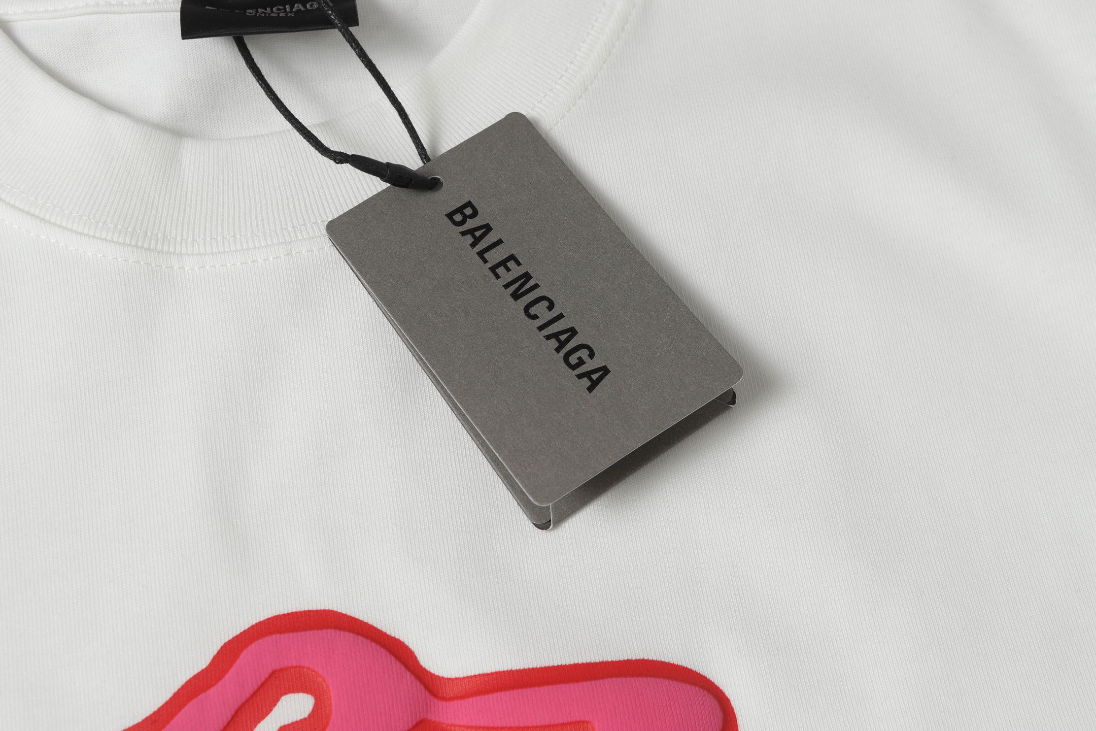 P80
BALENCIAGA/巴黎世加25ss春装新品发泡印花logo短袖t恤
100%特新氧棉纺织紧密棉，紧密棉可是面料的结构紧密，纱线之间排列紧密无间，使得面料更加厚实、密实。紧密的结构也有助于提高面料的耐磨性、抗皱性。榻榻米绣的针迹跨过整个图形，沿与图形边界相垂的方向排列，分别形成一组前进和返回针迹。这种排列方式不仅增强了图案的立体感和质感，还使得图案更加精细，男女同款
颜色：黑色 白色
尺码：s-xl