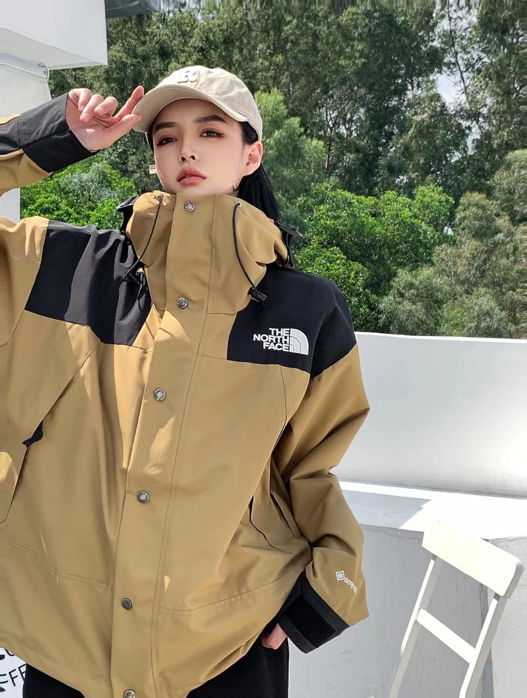 模特上身图
THE NORTH FACE/北面 1990经典款户外防水冲锋衣