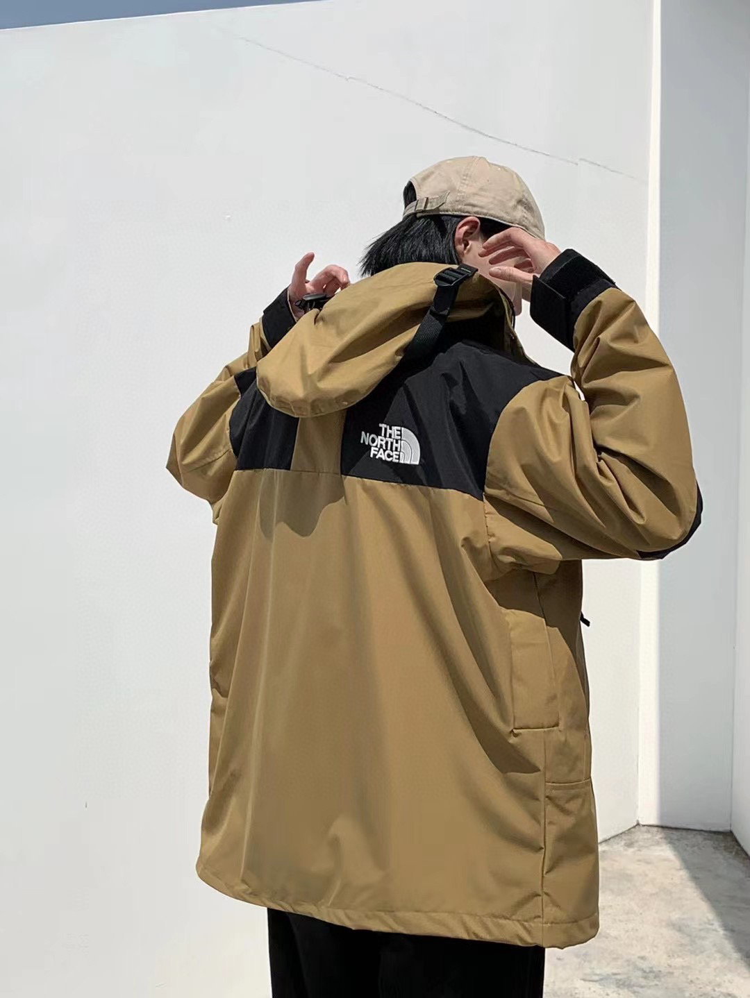 模特上身图
THE NORTH FACE/北面 1990经典款户外防水冲锋衣